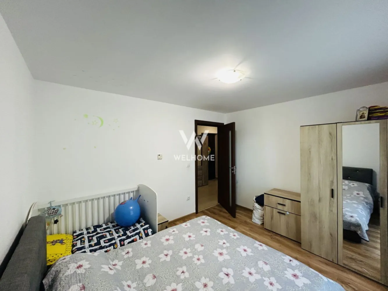 Apartament decomandat, cu 2 camere si 2 balcoane frantuzesti, etaj 2/3