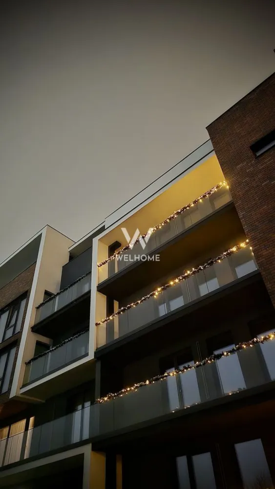 Apartament PREMIUM. LA CHEIE + garaj, + boxa, Sibiu - Apartament Premium, cu 2 dormitoare si 2 bai - Sibiu Suprafata utila: 66 mp + balcon 9 mp, etaj 1 Dotari UltraSmart, suprafete vitrate ample, centrala in condensatie, incalzire in pardoseala cu sistem inteligent de control, termostate wireless, detector gaz, jaluzele actionate electric. Compartimentat astfel: Camera de zi 19 mp Bucatarie 14,5 mp Dormitor 1-10,5 mp Dormitor 2-11,5 mp Baie 1-4,9 mp Baie 2-3,1 mp Hol 2,7 mp Total 66,2 mp Balcoane 9 mp S:totala 76,85 mp - Parcare subterana unde sunt alocate si boxe depozitare, liftul fiind accesibil chiar din subsol - Spatii verzi, zone de agrement, parcari vizitatori, sens unic intrare - iesire ansamblu, rampe acces persoane dizabilitati, ascensor 8 persoane, camera administrativa, spatiu pentru biciclete, adapost ALA, videointerfon, supravehere video ansamblu Locuinta se preda la CHEIE, tu vii doar cu mobila! PRET: 205.000 Euro -TVA INCLUS, garaj si boxa depozitare. Detalii si vizionari: 0745 99 55 37 Mihai }}