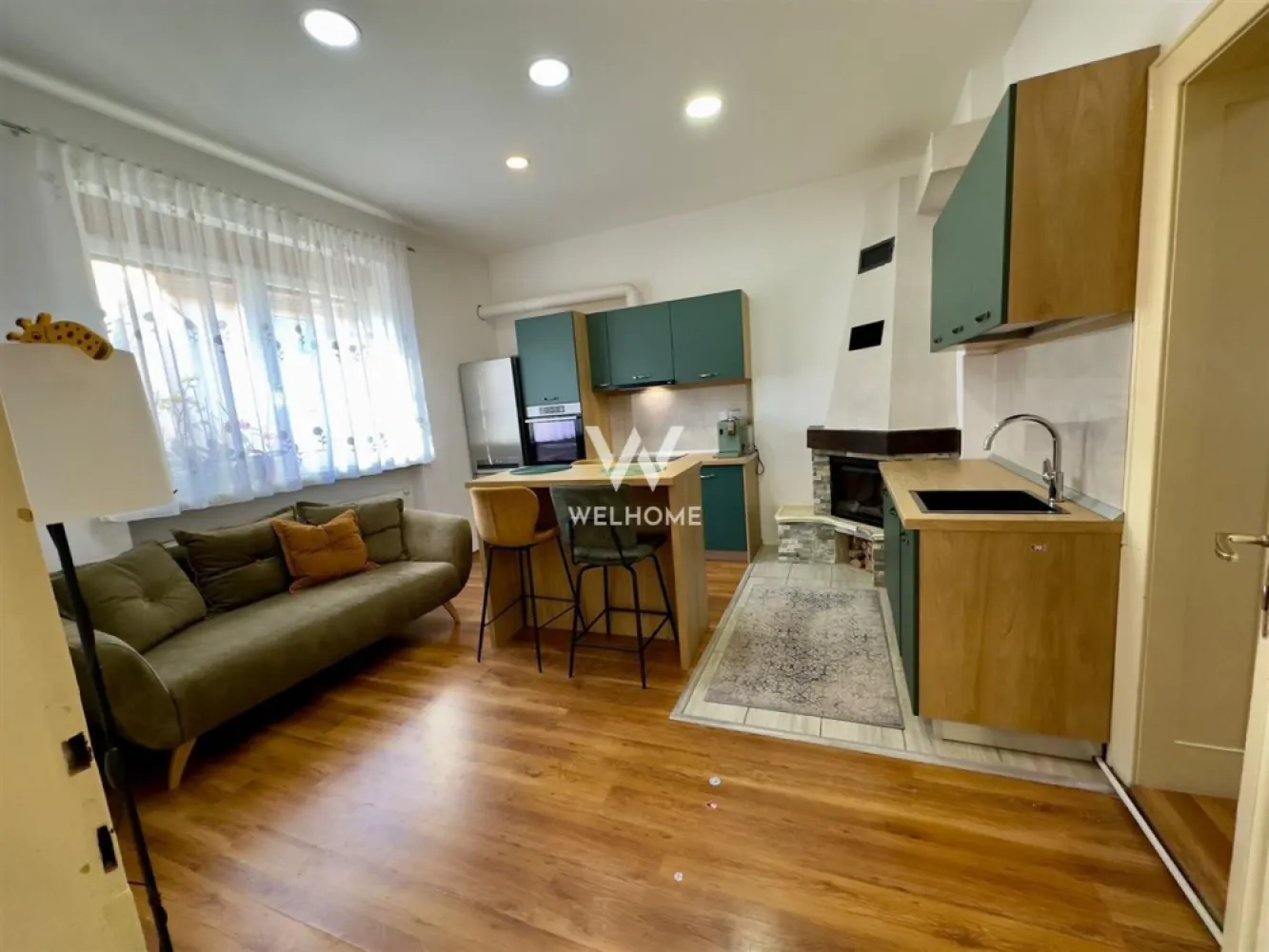 Apartament la casă renovat complet, 76 mp, pod mansardabil și terasă - Se oferă spre vânzare un apartament la casă situat în zona Lupeni, o proprietate spațioasă și recent renovată, ideală atât pentru locuit, cât și pentru investiție.

Detalii proprietate:
Suprafață utilă: 76 mp
Pivniță: 30 mp
Pod mansardabil, cu certificat de urbanism deja emis
Curte comună, cu cotă parte de 173 mp, plus terasă proprie

Apartamentul a fost renovat complet și beneficiază de:
instalație electrică nouă
centrală termică nouă
bucătărie realizată la comandă, complet mobilată și utilată (2023)

Compartimentare:
Locuința este decomandată, luminoasă și bine compartimentată:
hol spațios
baie
bucătărie cu cămară
două camere mari și luminoase
acces din cea de-a doua cameră către terasă și curte

Dotări și avantaje:
șemineu pe lemne
dressing generos în dormitor
pivniță încăpătoare de 30 mp
pod mansardabil cu potențial de extindere
terasă proprie și acces la curte
se predă parțial mobilat și utilat

Locație:
Imobilul este amplasat într-o zonă foarte bine conectată.

Datorită poziției excelente și compartimentării eficiente, proprietatea este potrivită atât pentru o familie, cât și pentru investiție imobiliară.