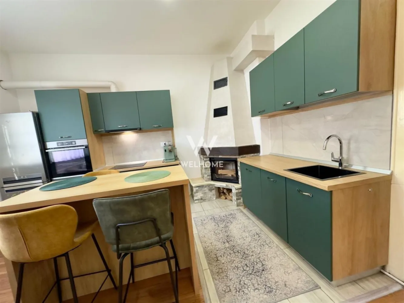 Apartament la casă renovat complet, 76 mp, pod mansardabil și terasă - Se oferă spre vânzare un apartament la casă situat în zona Lupeni, o proprietate spațioasă și recent renovată, ideală atât pentru locuit, cât și pentru investiție.

Detalii proprietate:
Suprafață utilă: 76 mp
Pivniță: 30 mp
Pod mansardabil, cu certificat de urbanism deja emis
Curte comună, cu cotă parte de 173 mp, plus terasă proprie

Apartamentul a fost renovat complet și beneficiază de:
instalație electrică nouă
centrală termică nouă
bucătărie realizată la comandă, complet mobilată și utilată (2023)

Compartimentare:
Locuința este decomandată, luminoasă și bine compartimentată:
hol spațios
baie
bucătărie cu cămară
două camere mari și luminoase
acces din cea de-a doua cameră către terasă și curte

Dotări și avantaje:
șemineu pe lemne
dressing generos în dormitor
pivniță încăpătoare de 30 mp
pod mansardabil cu potențial de extindere
terasă proprie și acces la curte
se predă parțial mobilat și utilat

Locație:
Imobilul este amplasat într-o zonă foarte bine conectată.

Datorită poziției excelente și compartimentării eficiente, proprietatea este potrivită atât pentru o familie, cât și pentru investiție imobiliară.