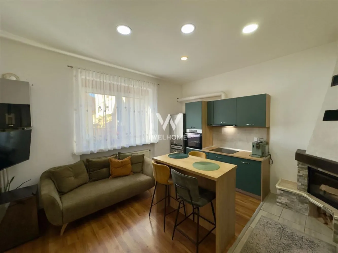 Apartament la casă renovat complet, 76 mp, pod mansardabil și terasă - Se oferă spre vânzare un apartament la casă situat în zona Lupeni, o proprietate spațioasă și recent renovată, ideală atât pentru locuit, cât și pentru investiție.

Detalii proprietate:
Suprafață utilă: 76 mp
Pivniță: 30 mp
Pod mansardabil, cu certificat de urbanism deja emis
Curte comună, cu cotă parte de 173 mp, plus terasă proprie

Apartamentul a fost renovat complet și beneficiază de:
instalație electrică nouă
centrală termică nouă
bucătărie realizată la comandă, complet mobilată și utilată (2023)

Compartimentare:
Locuința este decomandată, luminoasă și bine compartimentată:
hol spațios
baie
bucătărie cu cămară
două camere mari și luminoase
acces din cea de-a doua cameră către terasă și curte

Dotări și avantaje:
șemineu pe lemne
dressing generos în dormitor
pivniță încăpătoare de 30 mp
pod mansardabil cu potențial de extindere
terasă proprie și acces la curte
se predă parțial mobilat și utilat

Locație:
Imobilul este amplasat într-o zonă foarte bine conectată.

Datorită poziției excelente și compartimentării eficiente, proprietatea este potrivită atât pentru o familie, cât și pentru investiție imobiliară.
