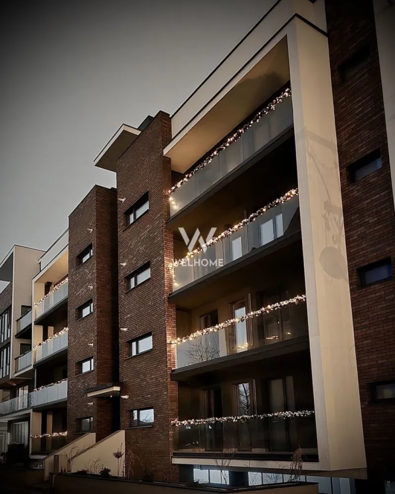 Apartament PREMIUM. LA CHEIE + garaj, + boxa, Sibiu - Apartament Premium, cu 2 dormitoare si 2 bai - Sibiu Suprafata utila: 66 mp + balcon 9 mp, etaj 1 Dotari UltraSmart, suprafete vitrate ample, centrala in condensatie, incalzire in pardoseala cu sistem inteligent de control, termostate wireless, detector gaz, jaluzele actionate electric. Compartimentat astfel: Camera de zi 19 mp Bucatarie 14,5 mp Dormitor 1-10,5 mp Dormitor 2-11,5 mp Baie 1-4,9 mp Baie 2-3,1 mp Hol 2,7 mp Total 66,2 mp Balcoane 9 mp S:totala 76,85 mp - Parcare subterana unde sunt alocate si boxe depozitare, liftul fiind accesibil chiar din subsol - Spatii verzi, zone de agrement, parcari vizitatori, sens unic intrare - iesire ansamblu, rampe acces persoane dizabilitati, ascensor 8 persoane, camera administrativa, spatiu pentru biciclete, adapost ALA, videointerfon, supravehere video ansamblu Locuinta se preda la CHEIE, tu vii doar cu mobila! PRET: 205.000 Euro -TVA INCLUS, garaj si boxa depozitare. Detalii si vizionari: 0745 99 55 37 Mihai }}