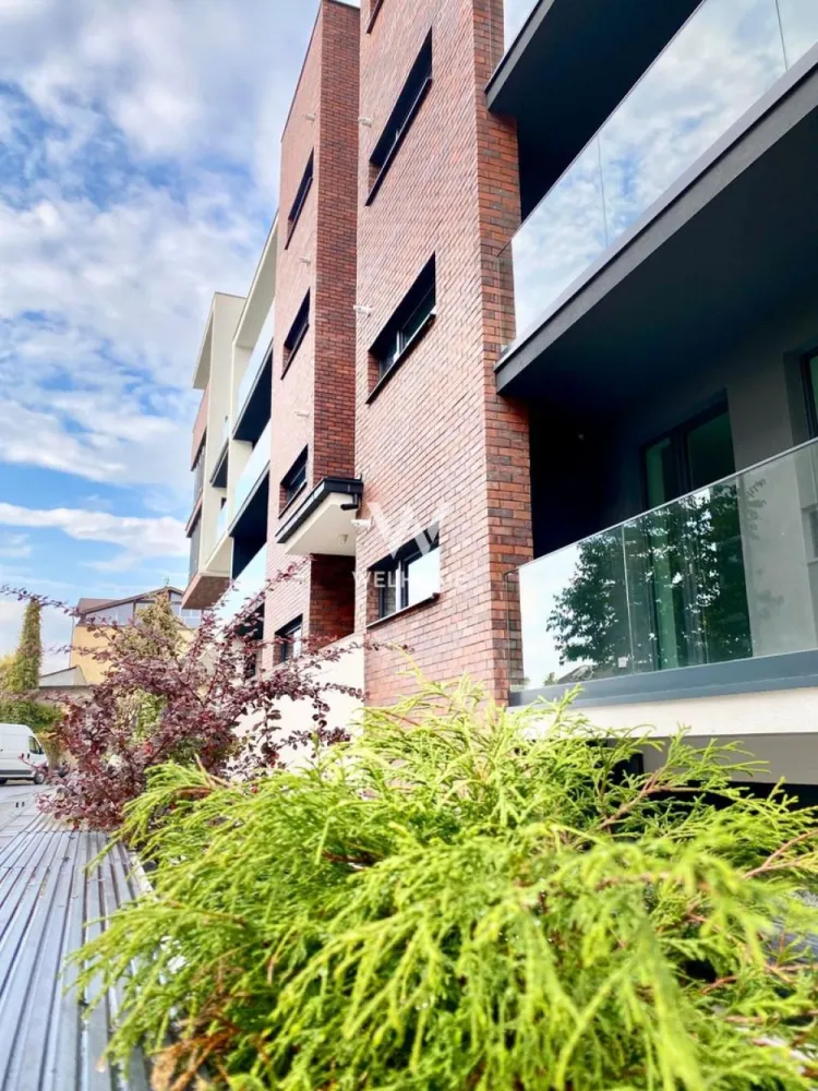 Apartament PREMIUM. LA CHEIE + garaj, + boxa, Sibiu - Apartament Premium, cu 2 dormitoare si 2 bai - Sibiu Suprafata utila: 66 mp + balcon 9 mp, etaj 1 Dotari UltraSmart, suprafete vitrate ample, centrala in condensatie, incalzire in pardoseala cu sistem inteligent de control, termostate wireless, detector gaz, jaluzele actionate electric. Compartimentat astfel: Camera de zi 19 mp Bucatarie 14,5 mp Dormitor 1-10,5 mp Dormitor 2-11,5 mp Baie 1-4,9 mp Baie 2-3,1 mp Hol 2,7 mp Total 66,2 mp Balcoane 9 mp S:totala 76,85 mp - Parcare subterana unde sunt alocate si boxe depozitare, liftul fiind accesibil chiar din subsol - Spatii verzi, zone de agrement, parcari vizitatori, sens unic intrare - iesire ansamblu, rampe acces persoane dizabilitati, ascensor 8 persoane, camera administrativa, spatiu pentru biciclete, adapost ALA, videointerfon, supravehere video ansamblu Locuinta se preda la CHEIE, tu vii doar cu mobila! PRET: 205.000 Euro -TVA INCLUS, garaj si boxa depozitare. Detalii si vizionari: 0745 99 55 37 Mihai }}