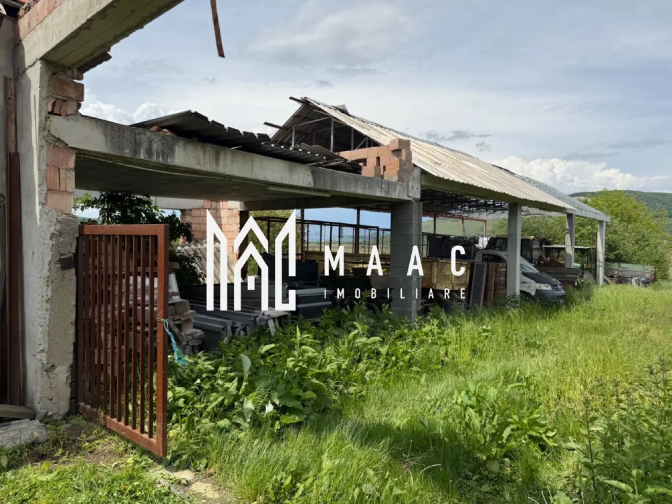 INIMA ARDEALULUI i FERMA CU UTILAJE i TAPU i UTILITATI - MAAC Imobiliare va ofera spre vanzare o fermă functionala in Comuna Tapu, Judetul Sibiu.
OFERTA 1 
Se vinde proprietate cu 355mp,244mp curte,144mp hală, 3 garaje 75mp,chimniță 35mp,25mp atelier,2500mp grădină 150.000€ NEGOCIABIL 
OFERTA 2
Proprietatea cu toate menționate mai sus împreună cu 2 tractoare (John Deer,Deutz Fahr) plus unelte agricole plus teren agricol 4ha 190.000€ NEGOCIABIL 
Pentru mai multe detalii precizati telefonic ca ati vazut anuntul cu ID CP3093866
