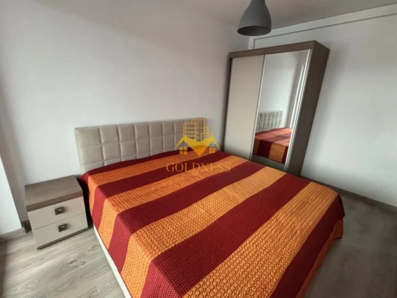 2 camere, Gheorgheni, Parcare, Iulius Mall, Soporului, Vaida Voevod - GOLDNESS Imobiliare vă propune spre închiriere un apartament cu 2 camere complet mobilat și utilat, la etajul 5 într-un imobil de 7 etaje, în Cartierul Gheorgheni, Zona Soporului.
Dispune de loc de parcare subterana separat 50e.
Se află în apropierea stațiilor de transport în comun, magazine, restaurante, spații verzi, farmacii, etc. 

Apartamentul este compartimentat astfel:
 - dormitor cu pat matrimonial, dressing, noptiere
 - living cu bucatarie open-space complet utilată și mobilată, canapea, loc de servit masa 
 - baie cu dus walk-in, calorifer port prosop și dulap pentru depozitare.
 - terasa de 15 mp.

Imobilul este dotat cu toate cele necesare- centrală proprie, frigider, aragaz, hotă, mașină de spălat haine, etc. 

Dacă sunteți interesați de acest apartament și doriți să îl vizionați, dar și pentru alte oferte nu ezitați să ne contactați telefonic sau prin e-mail. Vă stăm la dispoziție!
Pentru intermediere se percepe un comision de 50% din prețul chiriei!