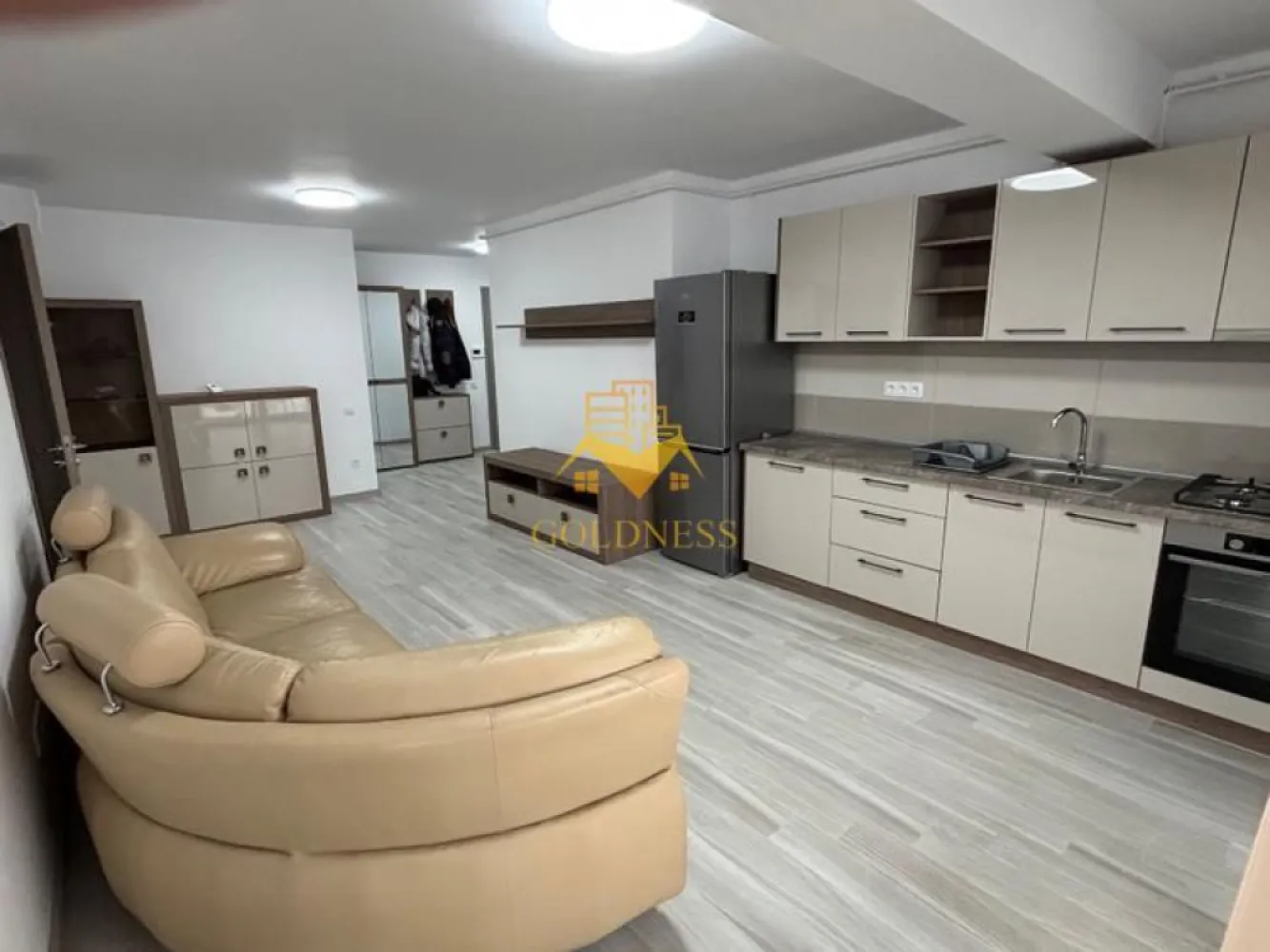 2 camere, Gheorgheni, Parcare, Iulius Mall, Soporului, Vaida Voevod - GOLDNESS Imobiliare vă propune spre închiriere un apartament cu 2 camere complet mobilat și utilat, la etajul 5 într-un imobil de 7 etaje, în Cartierul Gheorgheni, Zona Soporului.
Dispune de loc de parcare subterana separat 50e.
Se află în apropierea stațiilor de transport în comun, magazine, restaurante, spații verzi, farmacii, etc. 

Apartamentul este compartimentat astfel:
 - dormitor cu pat matrimonial, dressing, noptiere
 - living cu bucatarie open-space complet utilată și mobilată, canapea, loc de servit masa 
 - baie cu dus walk-in, calorifer port prosop și dulap pentru depozitare.
 - terasa de 15 mp.

Imobilul este dotat cu toate cele necesare- centrală proprie, frigider, aragaz, hotă, mașină de spălat haine, etc. 

Dacă sunteți interesați de acest apartament și doriți să îl vizionați, dar și pentru alte oferte nu ezitați să ne contactați telefonic sau prin e-mail. Vă stăm la dispoziție!
Pentru intermediere se percepe un comision de 50% din prețul chiriei!