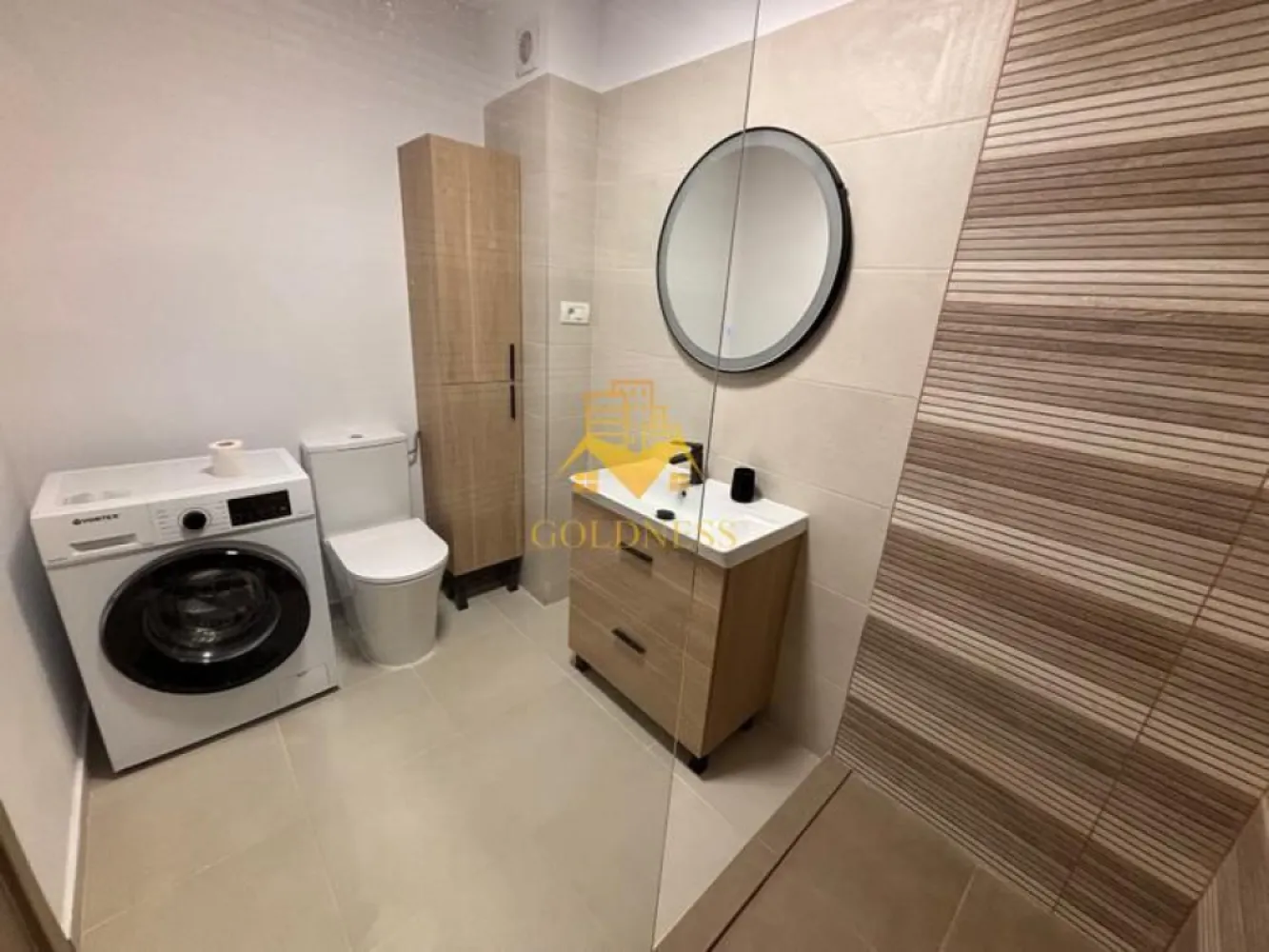 2 camere, Gheorgheni, Parcare, Iulius Mall, Soporului, Vaida Voevod - GOLDNESS Imobiliare vă propune spre închiriere un apartament cu 2 camere complet mobilat și utilat, la etajul 5 într-un imobil de 7 etaje, în Cartierul Gheorgheni, Zona Soporului.
Dispune de loc de parcare subterana separat 50e.
Se află în apropierea stațiilor de transport în comun, magazine, restaurante, spații verzi, farmacii, etc. 

Apartamentul este compartimentat astfel:
 - dormitor cu pat matrimonial, dressing, noptiere
 - living cu bucatarie open-space complet utilată și mobilată, canapea, loc de servit masa 
 - baie cu dus walk-in, calorifer port prosop și dulap pentru depozitare.
 - terasa de 15 mp.

Imobilul este dotat cu toate cele necesare- centrală proprie, frigider, aragaz, hotă, mașină de spălat haine, etc. 

Dacă sunteți interesați de acest apartament și doriți să îl vizionați, dar și pentru alte oferte nu ezitați să ne contactați telefonic sau prin e-mail. Vă stăm la dispoziție!
Pentru intermediere se percepe un comision de 50% din prețul chiriei!