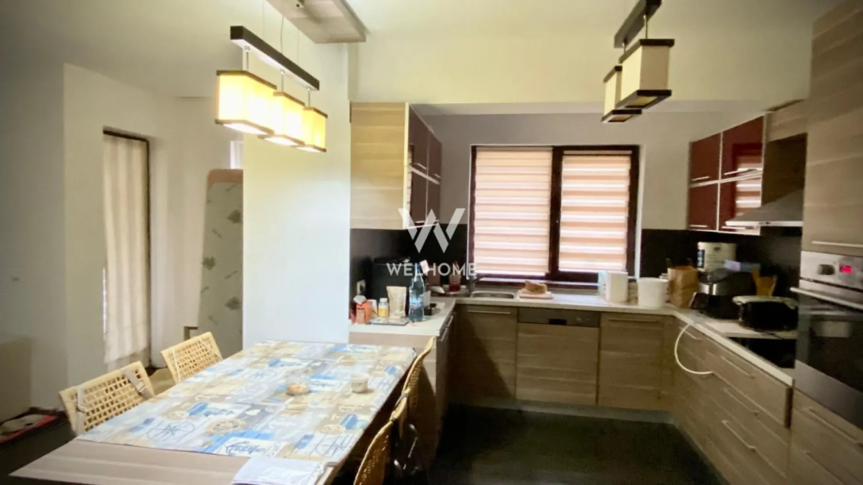 Apartament 3cam la vila. zona parcului Sub Arini, Sibiu - Agentia imobiliara Welhome prezinta un apartament la vila in zona st.Calea Dumbravii la marginea parcului Sub Arini. Curtea comuna ingradita cu 2 locuri de parcare private si o zona verde cu mult gazon, copaci, pomi fructiferi si o filigorie amenajata pentru BBQ. Apartamentul este situat pe 2 niveluri si are o suprafata utila de aproximativ 103.12mp + balcoan de 5mp si logie de 7mp. Dispune de o terasa la comuna de aproximativ 80mp si o boxa de depozitare. Compartimentarea apartamentului la primul nivel este: - Hol - Baie de serviciu cu dus - Living mare cu bucatarie si acces la balcon La al doilea nivel gasim: - Domitor mare cu dressing imens si acces la balcon - Dormitor pentru copii care momentan este folosit ca uscatorie rufe - Baie cu cada si geam de aierisire Se vinde complet mobilat si utilat exact ca in poze, disponibil pentru mutare imediata. Pret: 250 000euro. 0% comision! Eligibil cat pentru plata cash atat si pentru cu credit ipotecar. Pentru detalii si vizionarare, tel: 0745 99 55 37 Mihai }}