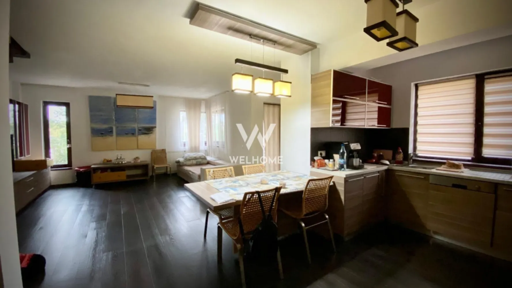 Apartament 3cam la vila. zona parcului Sub Arini, Sibiu - Agentia imobiliara Welhome prezinta un apartament la vila in zona st.Calea Dumbravii la marginea parcului Sub Arini. Curtea comuna ingradita cu 2 locuri de parcare private si o zona verde cu mult gazon, copaci, pomi fructiferi si o filigorie amenajata pentru BBQ. Apartamentul este situat pe 2 niveluri si are o suprafata utila de aproximativ 103.12mp + balcoan de 5mp si logie de 7mp. Dispune de o terasa la comuna de aproximativ 80mp si o boxa de depozitare. Compartimentarea apartamentului la primul nivel este: - Hol - Baie de serviciu cu dus - Living mare cu bucatarie si acces la balcon La al doilea nivel gasim: - Domitor mare cu dressing imens si acces la balcon - Dormitor pentru copii care momentan este folosit ca uscatorie rufe - Baie cu cada si geam de aierisire Se vinde complet mobilat si utilat exact ca in poze, disponibil pentru mutare imediata. Pret: 250 000euro. 0% comision! Eligibil cat pentru plata cash atat si pentru cu credit ipotecar. Pentru detalii si vizionarare, tel: 0745 99 55 37 Mihai }}