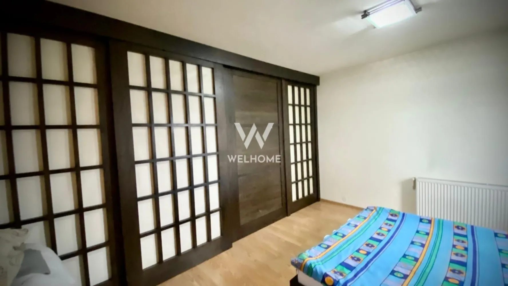 Apartament 3cam la vila. zona parcului Sub Arini, Sibiu - Agentia imobiliara Welhome prezinta un apartament la vila in zona st.Calea Dumbravii la marginea parcului Sub Arini. Curtea comuna ingradita cu 2 locuri de parcare private si o zona verde cu mult gazon, copaci, pomi fructiferi si o filigorie amenajata pentru BBQ. Apartamentul este situat pe 2 niveluri si are o suprafata utila de aproximativ 103.12mp + balcoan de 5mp si logie de 7mp. Dispune de o terasa la comuna de aproximativ 80mp si o boxa de depozitare. Compartimentarea apartamentului la primul nivel este: - Hol - Baie de serviciu cu dus - Living mare cu bucatarie si acces la balcon La al doilea nivel gasim: - Domitor mare cu dressing imens si acces la balcon - Dormitor pentru copii care momentan este folosit ca uscatorie rufe - Baie cu cada si geam de aierisire Se vinde complet mobilat si utilat exact ca in poze, disponibil pentru mutare imediata. Pret: 250 000euro. 0% comision! Eligibil cat pentru plata cash atat si pentru cu credit ipotecar. Pentru detalii si vizionarare, tel: 0745 99 55 37 Mihai }}