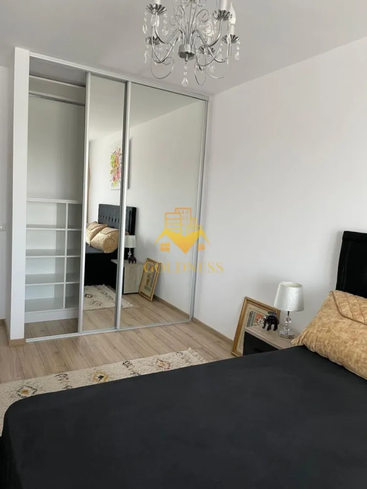 2 camere, modern, parcare, Europa zona Calea Turzii, OMV, Leroy Merlin - GOLDNESS Imobiliare vă propune spre închiriere un apartament cu 2 camere complet mobilat și utilat, la etajul 2 într-un imobil de 7 etaje, în Cartierul Europa.
Dispune de loc de parcare subterana!
Se află în apropierea stațiilor de transport în comun, magazine, restaurante, spații verzi, farmacii, etc. 

Apartamentul este compartimentat astfel:
 - dormitor cu pat matrimonial, dressing, noptiere
 - living cu bucatarie open-space complet utilată, canapea extensibilă, loc de servit masa 
 - baie cu cabina de dus, calorifer port prosop și dulap pentru depozitare.
 - terasa de 12 mp.

Imobilul este dotat cu toate cele necesare- centrală proprie, mașină de spălat haine, frigider, plită electrică, hotă, etc. 

Dacă sunteți interesați de acest apartament și doriți să îl vizionați, dar și pentru alte oferte nu ezitați să ne contactați telefonic sau prin e-mail. Vă stăm la dispoziție!

Pentru intermediere se percepe un comision de 50% din prețul chiriei!