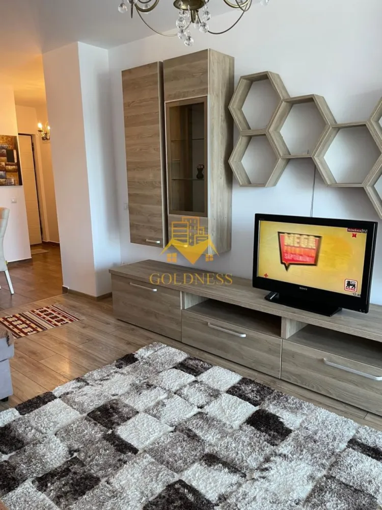 2 camere, modern, parcare, Europa zona Calea Turzii, OMV, Leroy Merlin - GOLDNESS Imobiliare vă propune spre închiriere un apartament cu 2 camere complet mobilat și utilat, la etajul 2 într-un imobil de 7 etaje, în Cartierul Europa.
Dispune de loc de parcare subterana!
Se află în apropierea stațiilor de transport în comun, magazine, restaurante, spații verzi, farmacii, etc. 

Apartamentul este compartimentat astfel:
 - dormitor cu pat matrimonial, dressing, noptiere
 - living cu bucatarie open-space complet utilată, canapea extensibilă, loc de servit masa 
 - baie cu cabina de dus, calorifer port prosop și dulap pentru depozitare.
 - terasa de 12 mp.

Imobilul este dotat cu toate cele necesare- centrală proprie, mașină de spălat haine, frigider, plită electrică, hotă, etc. 

Dacă sunteți interesați de acest apartament și doriți să îl vizionați, dar și pentru alte oferte nu ezitați să ne contactați telefonic sau prin e-mail. Vă stăm la dispoziție!

Pentru intermediere se percepe un comision de 50% din prețul chiriei!