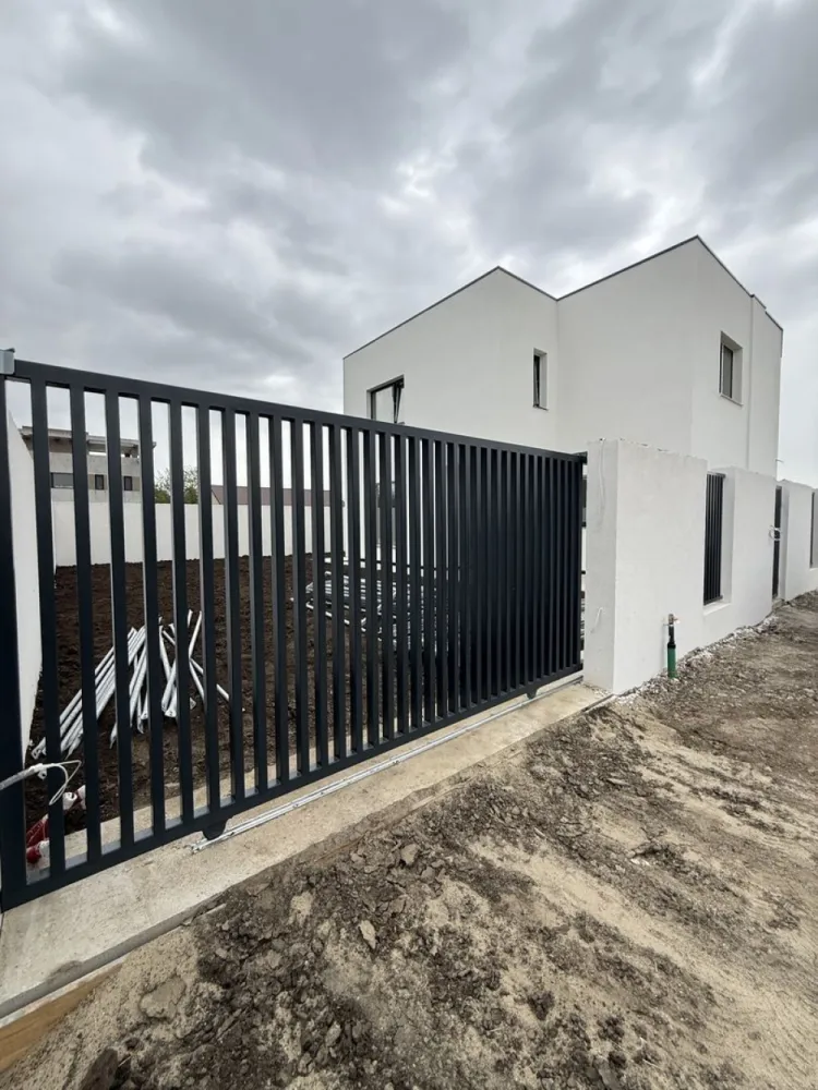 2 case individuale, sat Costi - Agenția Micasa vă prezintă spre achiziție un proiect deosebit format din două locuințe individuale, aflate în curs de finalizare. Proprietățile sunt ideale pentru familiile care caută confortul unei construcții noi, realizată cu materiale de calitate.

-Suprafață utilă: 120 mp distribuiți pe P+1.

-Suprafață teren: 270 mp (curte liberă).

-Compartimentare: Living spațios, bucătărie, 3 dormitoare și 3 băi.

-Dotări: Încălzire în pardoseală în toată casa și tâmplărie Salamander cu geam tripan.

Prima unitate este în stadiul de finisare, oferind viitorului proprietar posibilitatea de a-și personaliza interiorul (alegerea ușilor, a culorilor pereților și a finisajelor). Casa va fi gata de mutare în luna iunie. Cea de-a doua locuință se află într-un stadiu de construcție mai puțin avansat, fiind perfectă pentru cei care doresc să urmărească procesul de execuție.

Preț: 170.000 EUR (negociabil). Ofertă specială: Se acordă un discount considerabil pentru achiziția ambelor unități!