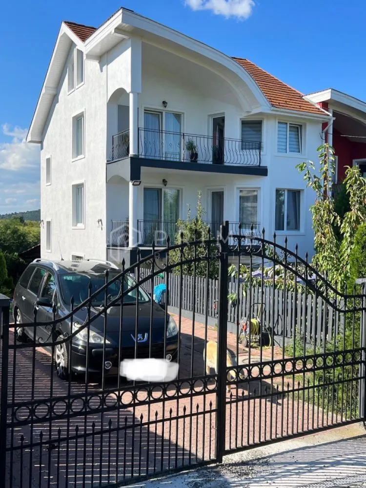 Casă spațioasă structurată pe 4 niveluri – Corunca, zona Rompetrol - Vă propunem spre vânzare o casă dispusă pe regim de înălțime Parter + 2 Etaje + Mansardă, situată într-o zonă accesibilă și căutată din Corunca, în proximitatea stației Rompetrol.

Locuința este ideală pentru o familie numeroasă, oferind spații generoase, multiple băi și zone de relaxare.

Compartimentare pe niveluri:
Parter: Living luminos, bucătărie, cămară practică pentru depozitare, grup sanitar, hol și o terasă generoasă.
Etajul 1: 2 dormitoare cu acces la balcon, grup sanitar, hol și casa scării.
Etajul 2: 2 dormitoare dotate de asemenea cu balcon, grup sanitar și hol.
Mansardă: Spațiu deschis cu o suprafață de 40 mp, ideal pentru a fi amenajat ca zonă de recreere, birou, sală de fitness sau dormitor suplimentar.
Detalii exterioare și avantaje:
Proprietatea dispune de o terasă exterioară impresionantă de 40 mp, perfectă pentru petrecerea timpului liber în aer liber.
Compartimentarea excelentă separă zona de zi (parterul) de zona de odihnă (etajele superioare), asigurând intimitate fiecărui membru al familiei.
Locația oferă un acces rapid către oraș, combinând liniștea unei zone rezidențiale cu proximitatea față de punctele de interes urban.
