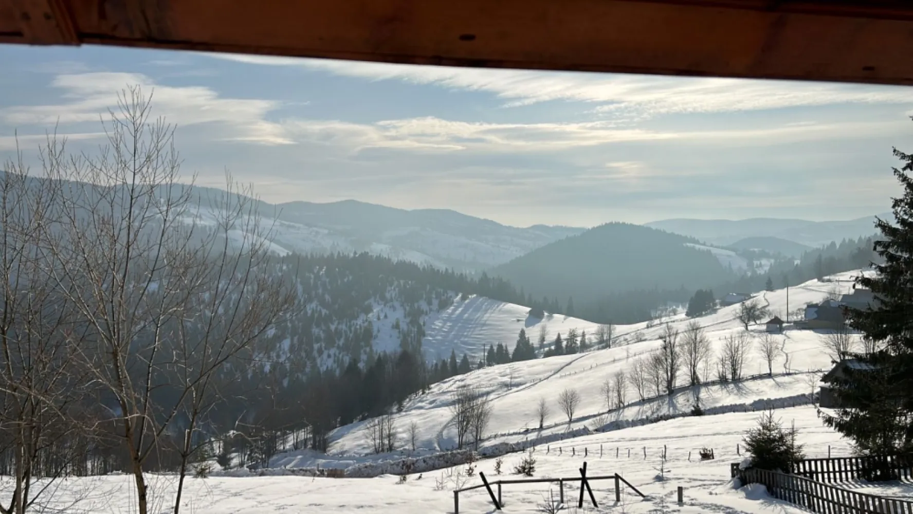 Cabană, 3 dormitoare, Arieseni, vedere panoramică. 75 000 E (neg) - De vânzare: Cabană din lemn, în Arieșeni (sat Bubești) – vedere panoramică. P+ M, teren 270 mp, SU 112 mp, 3 dormitoare, 2 băi, utilitati. 75 000 Euro, negociabil. Comision 0.

Cabană din lemn, construită cu grijă în 2006, refugiul perfect în inima Apusenilor, fie că o vrei pentru tine, fie ca investiție turistică.

Configurație Excelentă (P+M): Suprafață desfășurată de 112 mp.
Spațiu Interior: 3 dormitoare decomandate (unul la parter, două la etaj).
O bucătărie generoasă cu loc de servit masa.
2 Băi
2 Holuri
Terasa exterioară, locul perfect pentru cafeaua de dimineață cu o splendidă privire spre răsărit.

Dotări și utilități:
Sistem de încălzire: Centrală pe lemne eficientă, amplasată într-o anexă separată (fără praf sau zgomot în casă).
Apă caldă: Boiler electric inclus.
Utilități complete: Conectată la rețeaua de apă și curent electric.
Teren: Suprafață de 270 mp.

Locație: Arieșeni, sat Bubești – zonă liniștită, ferită de agitație, dar cu acces la frumusețile zonei.

Contact: Flavius Bunoiu 0751 254 234