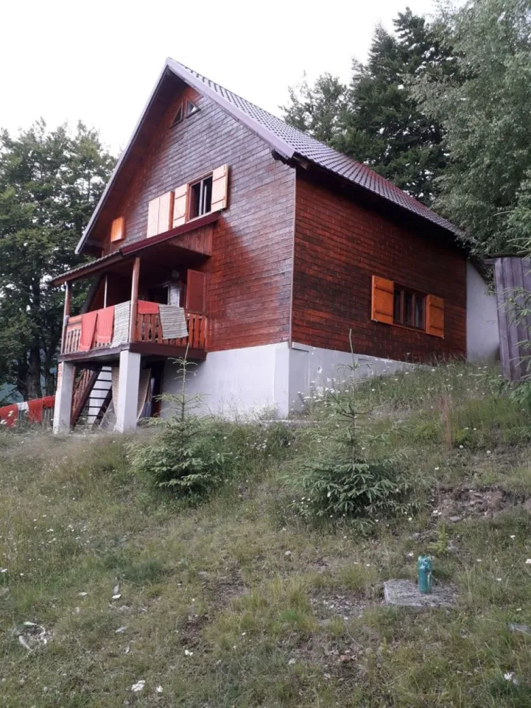 Cabană, 3 dormitoare, Arieseni, vedere panoramică. 75 000 E (neg) - De vânzare: Cabană din lemn, în Arieșeni (sat Bubești) – vedere panoramică. P+ M, teren 270 mp, SU 112 mp, 3 dormitoare, 2 băi, utilitati. 75 000 Euro, negociabil. Comision 0.

Cabană din lemn, construită cu grijă în 2006, refugiul perfect în inima Apusenilor, fie că o vrei pentru tine, fie ca investiție turistică.

Configurație Excelentă (P+M): Suprafață desfășurată de 112 mp.
Spațiu Interior: 3 dormitoare decomandate (unul la parter, două la etaj).
O bucătărie generoasă cu loc de servit masa.
2 Băi
2 Holuri
Terasa exterioară, locul perfect pentru cafeaua de dimineață cu o splendidă privire spre răsărit.

Dotări și utilități:
Sistem de încălzire: Centrală pe lemne eficientă, amplasată într-o anexă separată (fără praf sau zgomot în casă).
Apă caldă: Boiler electric inclus.
Utilități complete: Conectată la rețeaua de apă și curent electric.
Teren: Suprafață de 270 mp.

Locație: Arieșeni, sat Bubești – zonă liniștită, ferită de agitație, dar cu acces la frumusețile zonei.

Contact: Flavius Bunoiu 0751 254 234