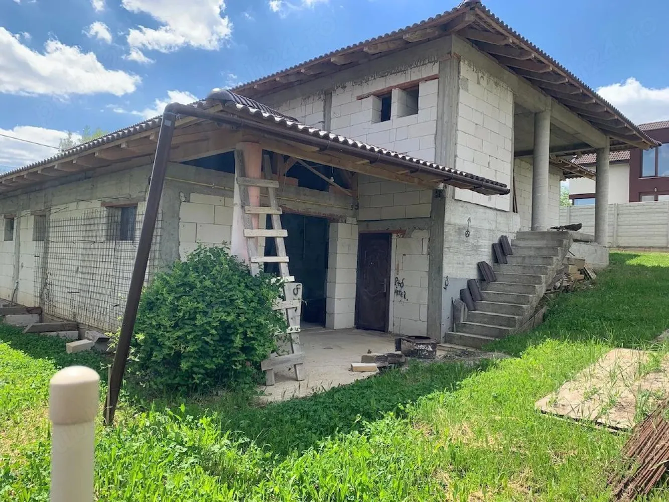 Casă la roșu, – Oradea, str. Caișilor. 175 000 E . Comision 0 - Casă individuală modernă la roșu, teren 850 mp – Oradea, str. Caișilor 175 000 E . Comision 0

De vânzare o proprietate , construită de proprietar, aflată la stadiul „la roșu”, situată într-o zonă liniștită din Oradea – strada Caișilor, cu acces facil.e drum privat propriu.

Imobilul este amplasat pe un teren de 850 mp și oferă o suprafață utilă de 193 mp, fiind alegerea ideală pentru o familie care își dorește confort, intimitate și posibilitatea de a personaliza finisajele după propriul stil.

 Compartimentare – totul pe un singur nivel:

living spațios și luminos
 bucătărie generoasă
 4 camere
 4 băi
 dressing
 cameră tehnică
 terasă acoperită

 Anexă multifuncțională:

 garaj
 baie
 hol
 cameră
terasă acoperită

Anexa poate fi amenajată ca spațiu pentru oaspeți, birou, zonă de relaxare sau chiar locuință separată.

Caracteristici și avantaje:

 construcție solidă realizată de proprietar
 proiect modern, bine compartimentat
 teren generos de 850 mp
 toate utilitățile disponibile
 gaz introdus în locuință
 acces privat
 zonă liniștită, ideală pentru familie

Proprietatea oferă un excelent potențial atât pentru locuire permanentă, cât și pentru investiție, având avantajul unei construcții noi ce poate fi finalizată exact după preferințele viitorului proprietar.

Pentru mai multe informatii sau pentru vizionare, 0751 777 844 Madian Bosca
