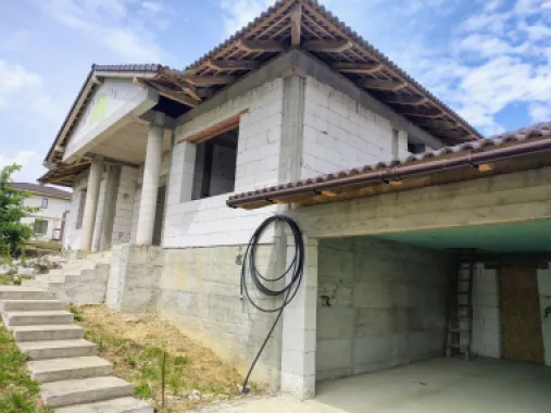 Casă la roșu, – Oradea, str. Caișilor. 175 000 E . Comision 0