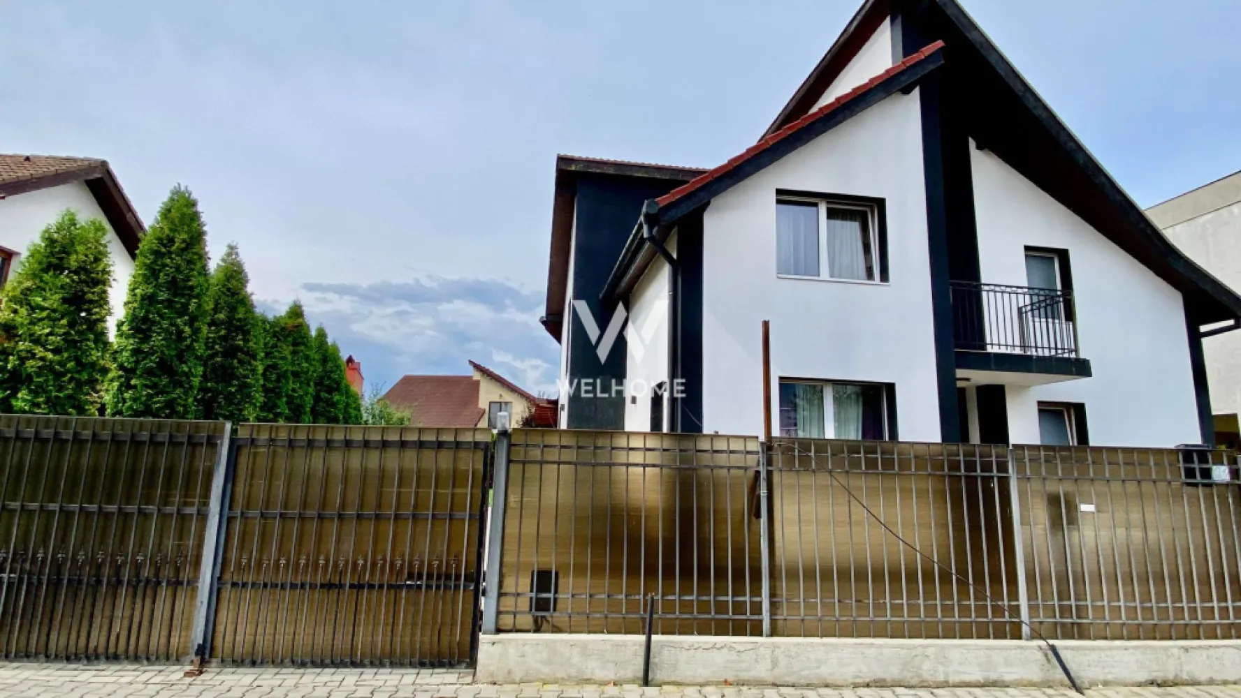 Casa Individuala cu potential Enorm! Sibiu - In reprezentare exclusiva! Cu 0% comision!!!! Spre vanzare o casa individuala deosebita, amplasata in zona st.Pictor Brana din Selimbar. Amplasată într-o zonă liniștită, exclusiv de case, ferită de agitația urbană, dar aproape de toate facilitățile necesare. Acces facil: Strada asfaltată și iluminată, deschidere de 18 m, facilitează accesul rapid către artere principale și servicii esențiale. Fiecare cameră din această casă este ca o notă muzicală perfect acordată, contribuind la o armonie totală a vieții de zi cu zi. Această locuință oferă un echilibru rar întâlnit între confort, spațiu generos și design rafinat. Curte generoasa cu filigorie si zona de BBQ. Accesul este de pe o strada asfaltata si iluminata, iar accesul dublu in curte este realizat prin poarta cu deschidere prin telecomanda in curtea carei este loc pavat pentru a parca 4 masini. Caracteristici Principale: -Suprafață utilă de 198 mp: -Casa dispune de 5 camere, 3 băi și 2 balcoane, fiecare detaliu fiind atent gândit pentru a oferi un maxim de confort. -Construcție solidă din 2009, renovată în 2020 exterior, construita pe un teren de 472mp, cu o structură durabilă și un exterior modernizat recent, casa combină tradiția cu inovația. -Curte spațioasă de 315mp cu mult gazon si irigare automatizata. Preț 330.000€ 0% comision! Pentru mai multe detalii si vizionari: 0745 99 55 37 Mihai }}