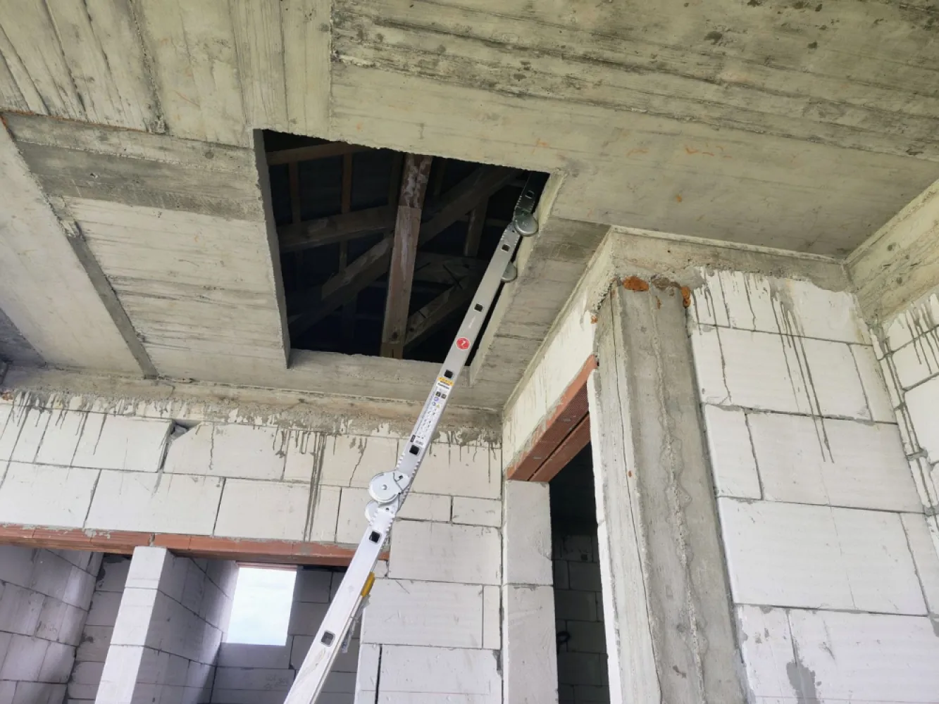 Casă la roșu, – Oradea, str. Caișilor. 175 000 E . Comision 0