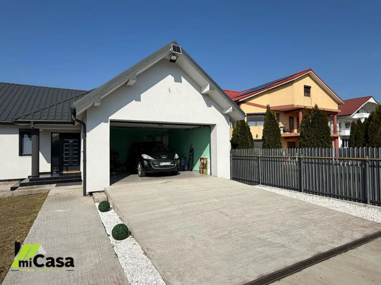 Casă cu 3 camere, garaj și curte în Galați, zona Metro. - Visezi la o casă nouă? Aceasta locuință de 163 mp utili este gata de utilizare și oferă un mediu confortabil. Este construită din cărămidă Porotherm și are un singur nivel. Dispune de 3 dormitoare,din care unul matrimonial dotat cu baie proprie, 1 living, 1 bucatarie, 1 dressing / camera de menaj, 1 terasa si inca un grup sanitar.

Garaj dublu cu deschidere din telecomanda și aparate de aer condiționat in aproape toate camerele.

Sistemul de încălzire in pardoseala este asigurat de centrala pe gaz iar curtea împrejmuită aduce un plus de intimitate.

Situată practic in Galați, casa beneficiază de acces facil. În apropiere găsești METRO - supermarket, la 162 ml.

Această proprietate este o oportunitate excelentă pentru un nou început. Contactează-mă pentru a programa o vizionare!