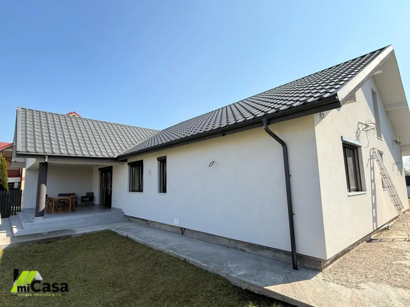 Casă cu 3 camere, garaj și curte în Galați, zona Metro. - Visezi la o casă nouă? Aceasta locuință de 163 mp utili este gata de utilizare și oferă un mediu confortabil. Este construită din cărămidă Porotherm și are un singur nivel. Dispune de 3 dormitoare,din care unul matrimonial dotat cu baie proprie, 1 living, 1 bucatarie, 1 dressing / camera de menaj, 1 terasa si inca un grup sanitar.

Garaj dublu cu deschidere din telecomanda și aparate de aer condiționat in aproape toate camerele.

Sistemul de încălzire in pardoseala este asigurat de centrala pe gaz iar curtea împrejmuită aduce un plus de intimitate.

Situată practic in Galați, casa beneficiază de acces facil. În apropiere găsești METRO - supermarket, la 162 ml.

Această proprietate este o oportunitate excelentă pentru un nou început. Contactează-mă pentru a programa o vizionare!