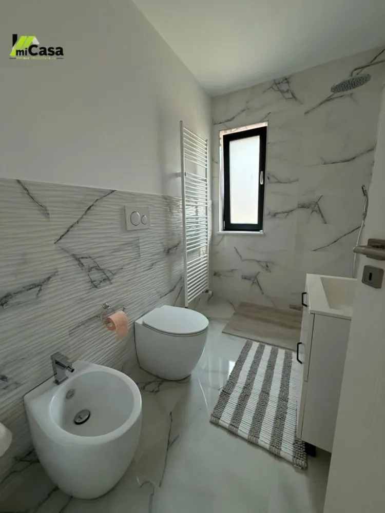 Casă cu 3 camere, garaj și curte în Galați, zona Metro.