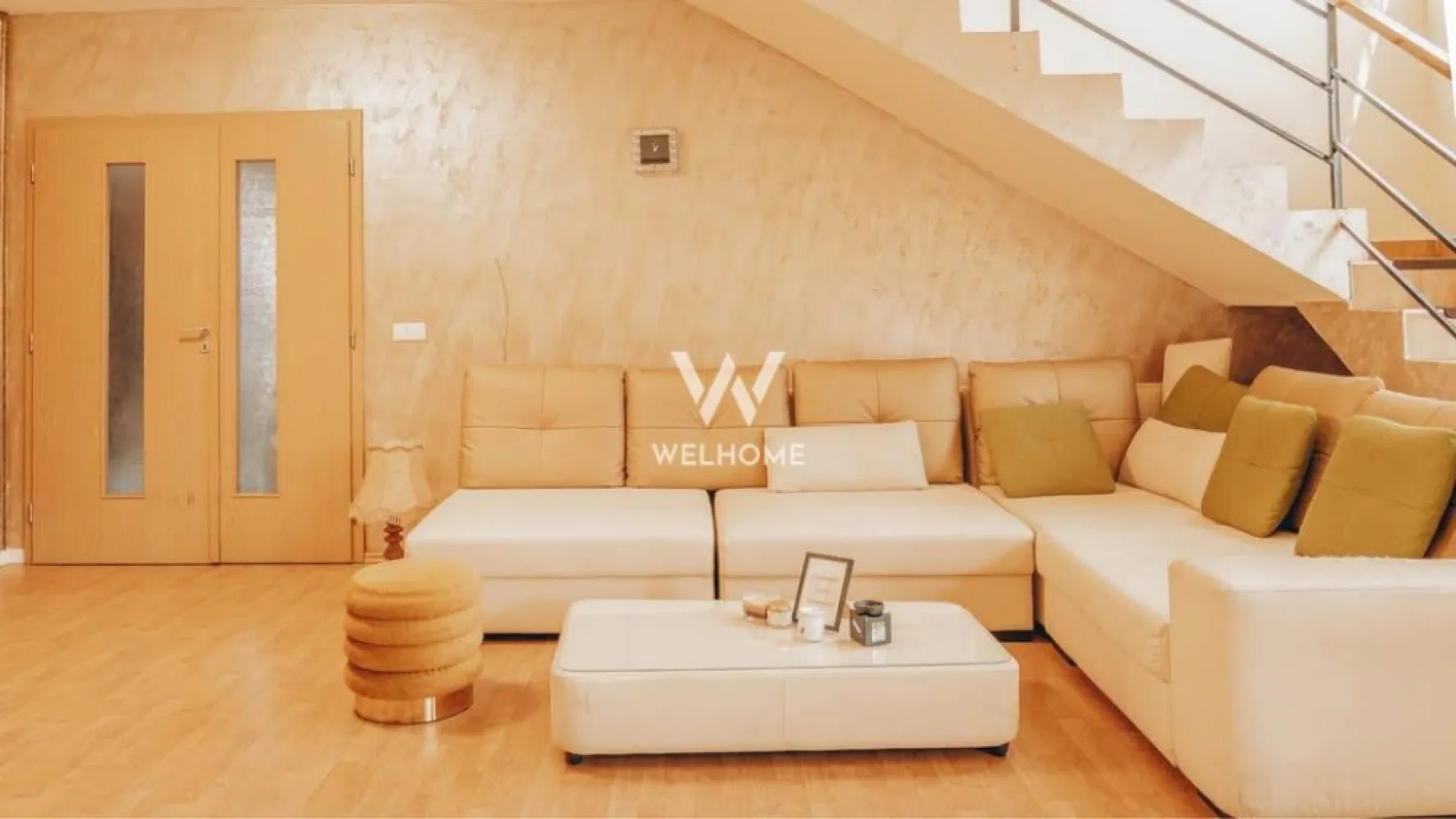 Casa Individuala cu potential Enorm! Sibiu - In reprezentare exclusiva! Cu 0% comision!!!! Spre vanzare o casa individuala deosebita, amplasata in zona st.Pictor Brana din Selimbar. Amplasată într-o zonă liniștită, exclusiv de case, ferită de agitația urbană, dar aproape de toate facilitățile necesare. Acces facil: Strada asfaltată și iluminată, deschidere de 18 m, facilitează accesul rapid către artere principale și servicii esențiale. Fiecare cameră din această casă este ca o notă muzicală perfect acordată, contribuind la o armonie totală a vieții de zi cu zi. Această locuință oferă un echilibru rar întâlnit între confort, spațiu generos și design rafinat. Curte generoasa cu filigorie si zona de BBQ. Accesul este de pe o strada asfaltata si iluminata, iar accesul dublu in curte este realizat prin poarta cu deschidere prin telecomanda in curtea carei este loc pavat pentru a parca 4 masini. Caracteristici Principale: -Suprafață utilă de 198 mp: -Casa dispune de 5 camere, 3 băi și 2 balcoane, fiecare detaliu fiind atent gândit pentru a oferi un maxim de confort. -Construcție solidă din 2009, renovată în 2020 exterior, construita pe un teren de 472mp, cu o structură durabilă și un exterior modernizat recent, casa combină tradiția cu inovația. -Curte spațioasă de 315mp cu mult gazon si irigare automatizata. Preț 330.000€ 0% comision! Pentru mai multe detalii si vizionari: 0745 99 55 37 Mihai }}