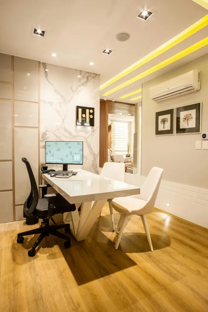 Vilă modernă cu 5 camere de vânzare în Brașov – Confort, spațiu și rafinament - 🏡 Vilă modernă cu 5 camere de vânzare în Brașov – Confort, spațiu și rafinamentO proprietate deosebită pentru cei care caută liniștea, spațiul și eleganța într-o zonă privilegiată a Brașovului! Vă prezentăm o vilă cu 5 camere, perfectă pentru o familie numeroasă sau pentru cei care își doresc un cămin generos și bine compartimentat.📍 Locație excelentă – Situată într-un cartier rezidențial liniștit din Brașov (poți adăuga cartierul exact), vila oferă acces rapid către centrul orașului, școli, magazine, spații verzi și mijloace de transport.🏠 Caracteristici proprietate:Suprafață utilă: ~X mp (completați cu suprafața exactă)Teren: ~X mpCompartimentare inteligentă: living spațios, bucătărie modernă, 4 dormitoare, 3 băi, terasă/balcon, spații de depozitareCurte amenajată, grădină, posibilitate de foișor sau piscinăGaraj și locuri de parcareFinisaje de calitate superioară, construcție solidă🌿 Vilă ideală pentru cei care doresc intimitate, confort și o viață relaxată aproape de natură, fără a renunța la facilitățile urbane.📞 Pentru mai multe detalii sau programarea unei vizionări, contactați-ne cu încredere! }}