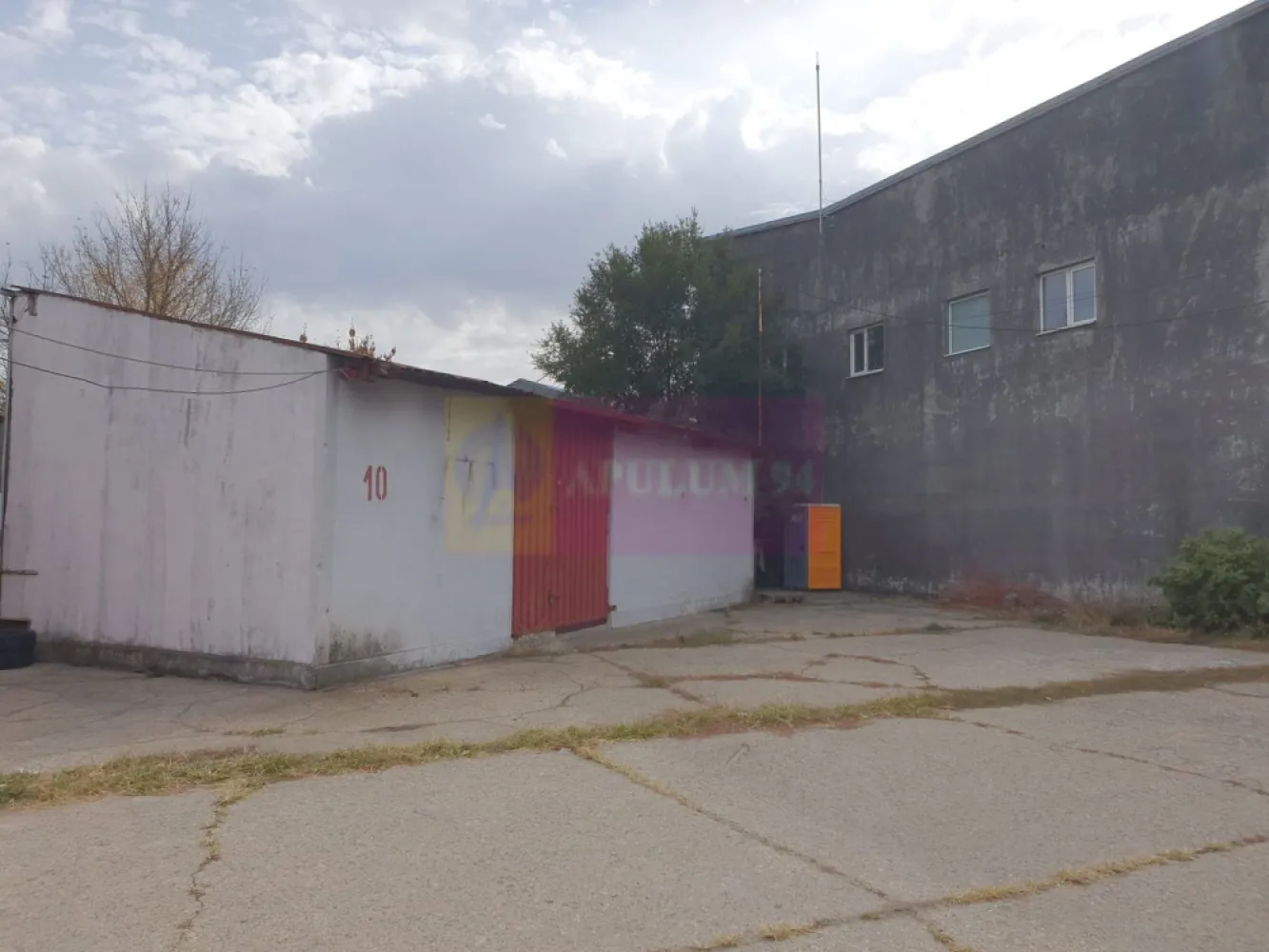 Hala 60 mp, Sector 5, Viilor | Ideal depozitare, ateliere - Hală open-space de 60mp, ideală pentru activități de depozitare, situată în zona Viilor – cu acces rapid către centrul Bucureștiului și principalele artere de tranzit. Disponibila pentru inchirere de la 1 iunie 2026. 

-Curent trifazic disponibil

- Curte comună securizată, păzită 24/7

- Acces facil pentru aprovizionare și livrări

Parcarea se foloseste exclusiv pentru încărcare-descărcare, în curtea interioară de aproximativ 3.000 mp. Nu este permisa parcarea pe termen lung in curte, ci doar pentru stationare termen scurt.

În incintă există și alte spații de producție și depozitare

Nu se acceptă activități de tip: service auto, spălătorie, detailing, sau orice activitate de reparații auto.
În spațiu nu este disponibilă alimentarea cu apă. Spatiul nu este incalzit.

Chirie lunară: 499 EURO. Nu se percepe TVA.
Condiții: 1 lună chirie + 1 lună garanție
Contract minim: 12 luni
Proprietar: persoană juridică