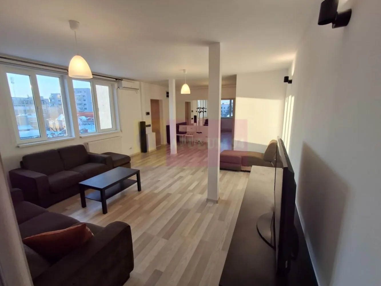 Apartament 3 camere Dorobanți x Floreasca - Apartament cu 3 camere, complet renovat, aflat la etajul 4 din 4, fără lift, într-un imobil boutique construit în 2018, poziționat în zona Dorobanți – Tudor Vianu, la câteva minute de Floreasca.
Suprafață totală 90 mp. Prima închiriere. Mobilat și utilat integral, totul nou.

Compartimentare:
living open-space cu bucătărie integrată, 36 mp
dormitor 14 mp
dormitor 12 mp
două băi, 6 mp și 4 mp
balcon 6 mp
Imobil premium, S+P+4E+pod tehnic, 5 apartamente in total. Apartament luminos, liniștit, înconjurat de verdeață.
Vedere pe trei laturi:
sud-est către strada Tudor Vianu
vest către spațiu verde
nord-vest către zonă rezidențială adiacentă străzii Școala Floreasca
Se închiriază mobilat și utilat, potrivit atât pentru locuire, cât și pentru activități de birou sau salon. Toate camerele au pregătite racorduri pentru lavoare, utile pentru cabinete medicale, beauty sau alte funcțiuni similare. 

Preț chirie: 1.200 euro / lună
Proprietar persoană fizică. Fără TVA.
Garanție: echivalentul a două luni de chirie.
