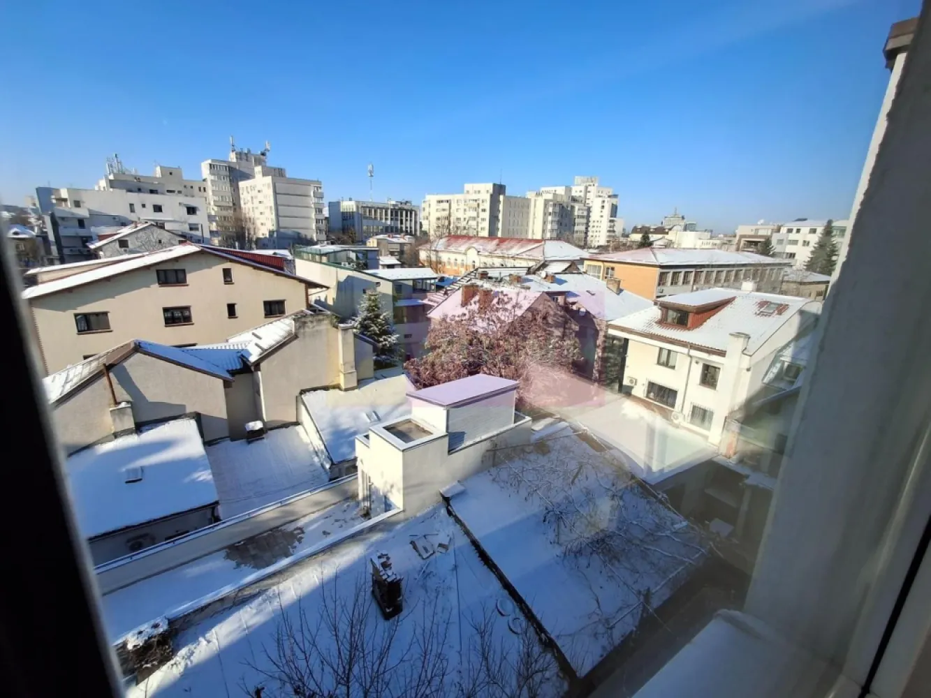 Apartament 3 camere Dorobanți x Floreasca - Apartament cu 3 camere, complet renovat, aflat la etajul 4 din 4, fără lift, într-un imobil boutique construit în 2018, poziționat în zona Dorobanți – Tudor Vianu, la câteva minute de Floreasca.
Suprafață totală 90 mp. Prima închiriere. Mobilat și utilat integral, totul nou.

Compartimentare:
living open-space cu bucătărie integrată, 36 mp
dormitor 14 mp
dormitor 12 mp
două băi, 6 mp și 4 mp
balcon 6 mp
Imobil premium, S+P+4E+pod tehnic, 5 apartamente in total. Apartament luminos, liniștit, înconjurat de verdeață.
Vedere pe trei laturi:
sud-est către strada Tudor Vianu
vest către spațiu verde
nord-vest către zonă rezidențială adiacentă străzii Școala Floreasca
Se închiriază mobilat și utilat, potrivit atât pentru locuire, cât și pentru activități de birou sau salon. Toate camerele au pregătite racorduri pentru lavoare, utile pentru cabinete medicale, beauty sau alte funcțiuni similare. 

Preț chirie: 1.200 euro / lună
Proprietar persoană fizică. Fără TVA.
Garanție: echivalentul a două luni de chirie.