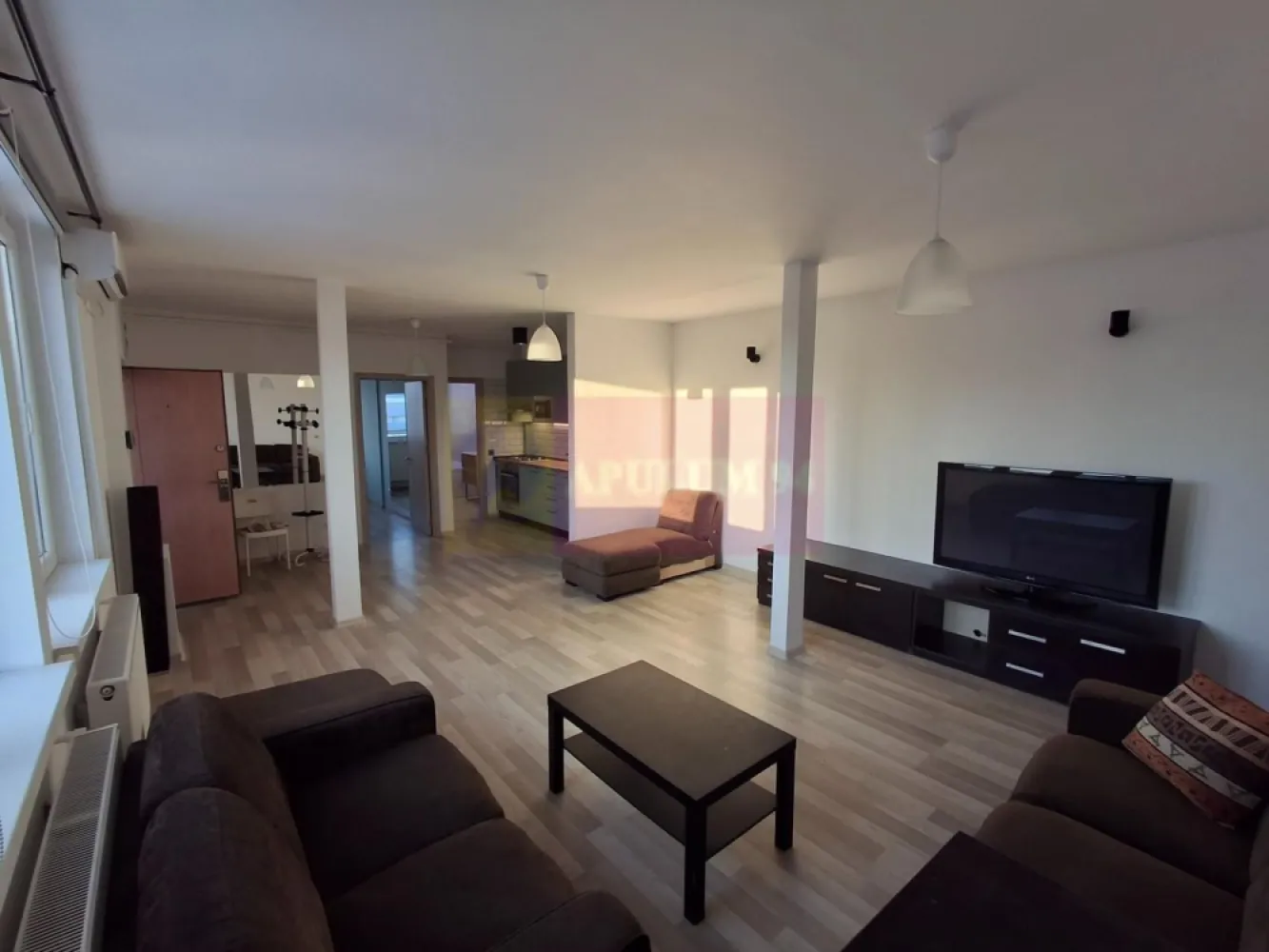 Apartament 3 camere Dorobanți x Floreasca - Apartament cu 3 camere, complet renovat, aflat la etajul 4 din 4, fără lift, într-un imobil boutique construit în 2018, poziționat în zona Dorobanți – Tudor Vianu, la câteva minute de Floreasca.
Suprafață totală 90 mp. Prima închiriere. Mobilat și utilat integral, totul nou.

Compartimentare:
living open-space cu bucătărie integrată, 36 mp
dormitor 14 mp
dormitor 12 mp
două băi, 6 mp și 4 mp
balcon 6 mp
Imobil premium, S+P+4E+pod tehnic, 5 apartamente in total. Apartament luminos, liniștit, înconjurat de verdeață.
Vedere pe trei laturi:
sud-est către strada Tudor Vianu
vest către spațiu verde
nord-vest către zonă rezidențială adiacentă străzii Școala Floreasca
Se închiriază mobilat și utilat, potrivit atât pentru locuire, cât și pentru activități de birou sau salon. Toate camerele au pregătite racorduri pentru lavoare, utile pentru cabinete medicale, beauty sau alte funcțiuni similare. 

Preț chirie: 1.200 euro / lună
Proprietar persoană fizică. Fără TVA.
Garanție: echivalentul a două luni de chirie.