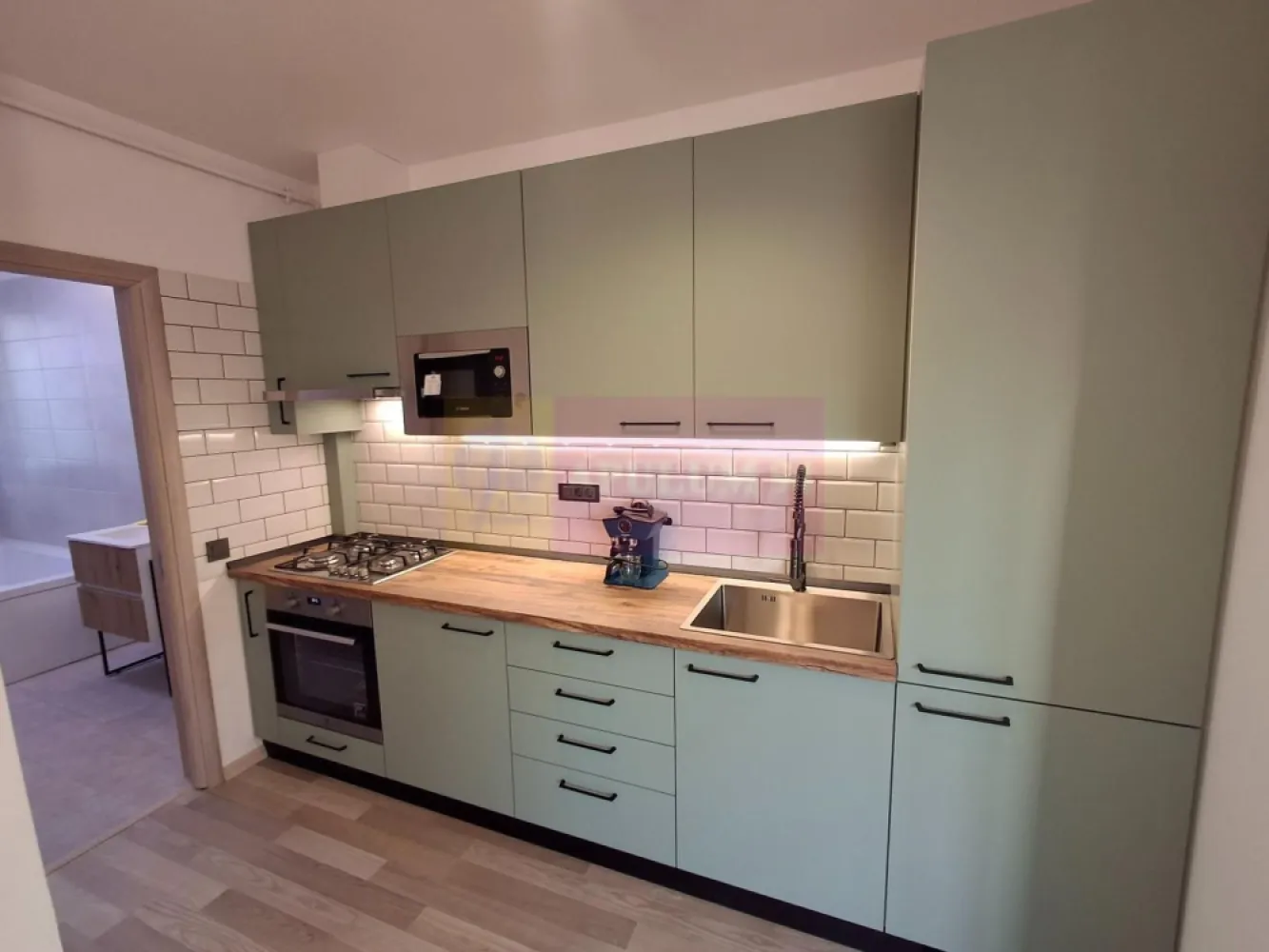 Apartament 3 camere Dorobanți x Floreasca - Apartament cu 3 camere, complet renovat, aflat la etajul 4 din 4, fără lift, într-un imobil boutique construit în 2018, poziționat în zona Dorobanți – Tudor Vianu, la câteva minute de Floreasca.
Suprafață totală 90 mp. Prima închiriere. Mobilat și utilat integral, totul nou.

Compartimentare:
living open-space cu bucătărie integrată, 36 mp
dormitor 14 mp
dormitor 12 mp
două băi, 6 mp și 4 mp
balcon 6 mp
Imobil premium, S+P+4E+pod tehnic, 5 apartamente in total. Apartament luminos, liniștit, înconjurat de verdeață.
Vedere pe trei laturi:
sud-est către strada Tudor Vianu
vest către spațiu verde
nord-vest către zonă rezidențială adiacentă străzii Școala Floreasca
Se închiriază mobilat și utilat, potrivit atât pentru locuire, cât și pentru activități de birou sau salon. Toate camerele au pregătite racorduri pentru lavoare, utile pentru cabinete medicale, beauty sau alte funcțiuni similare. 

Preț chirie: 1.200 euro / lună
Proprietar persoană fizică. Fără TVA.
Garanție: echivalentul a două luni de chirie.