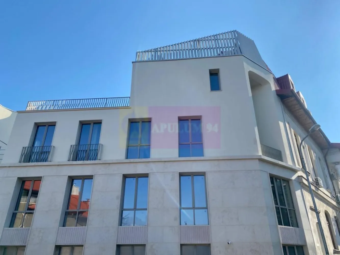 Apartament 4 camere, tip duplex, P+1 – Licurg - Duplex cu 4 camere generoase, dispus pe parter + etaj în complexul Licurg.
Suprafață utila 184mp, bucatarie deschisa, finisaje premium, layout deschis și lumină naturală excelentă pe ambele niveluri.
Preț apartament: 798.000 € + TVA
Parcare subterană: 2 locuri / apartament
Preț loc parcare: 32.000 € + TVA / loc
NOTA: Apartamentul este, momentan, inchiriat si se poate prelua cu contractul de inchiriere in curs.