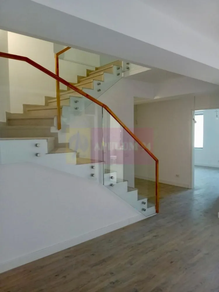 Apartament 4 camere, tip duplex, P+1 – Licurg - Duplex cu 4 camere generoase, dispus pe parter + etaj în complexul Licurg.
Suprafață utila 184mp, bucatarie deschisa, finisaje premium, layout deschis și lumină naturală excelentă pe ambele niveluri.
Preț apartament: 798.000 € + TVA
Parcare subterană: 2 locuri / apartament
Preț loc parcare: 32.000 € + TVA / loc
NOTA: Apartamentul este, momentan, inchiriat si se poate prelua cu contractul de inchiriere in curs.