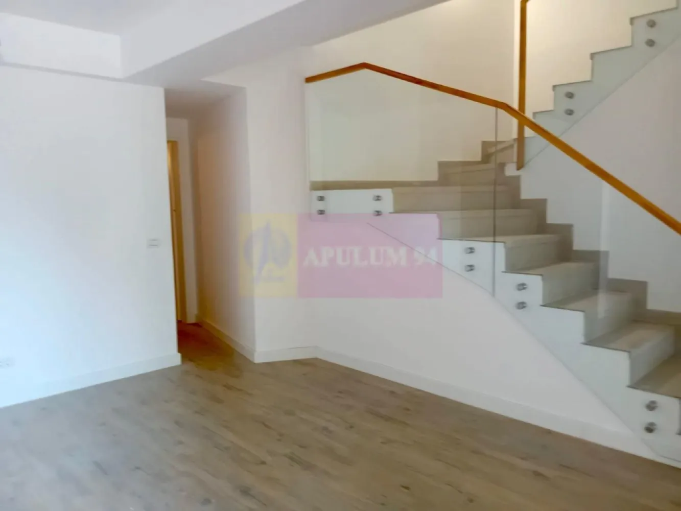 Apartament 4 camere, tip duplex, P+1 – Licurg - Duplex cu 4 camere generoase, dispus pe parter + etaj în complexul Licurg.
Suprafață utila 184mp, bucatarie deschisa, finisaje premium, layout deschis și lumină naturală excelentă pe ambele niveluri.
Preț apartament: 798.000 € + TVA
Parcare subterană: 2 locuri / apartament
Preț loc parcare: 32.000 € + TVA / loc
NOTA: Apartamentul este, momentan, inchiriat si se poate prelua cu contractul de inchiriere in curs.