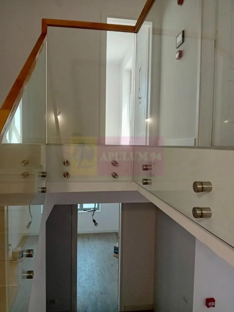 Apartament 4 camere, tip duplex, P+1 – Licurg - Duplex cu 4 camere generoase, dispus pe parter + etaj în complexul Licurg.
Suprafață utila 184mp, bucatarie deschisa, finisaje premium, layout deschis și lumină naturală excelentă pe ambele niveluri.
Preț apartament: 798.000 € + TVA
Parcare subterană: 2 locuri / apartament
Preț loc parcare: 32.000 € + TVA / loc
NOTA: Apartamentul este, momentan, inchiriat si se poate prelua cu contractul de inchiriere in curs.