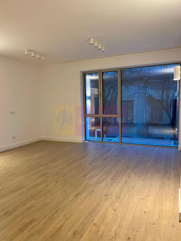 Armeneasca Licurg 2 Prime Residence | Apartament 4 camere UNIC - Arhitectura proiectului boutique Licurg 2 Prime Residence încorporează elemente de design specifice zonei, evidențiindu-se prin fațade elegante și detalii de piatră atent lucrate, ce se integrează armonios în peisajul local. Materialele, culorile și texturile sunt alese pentru a menține un aspect estetic în armonie cu stilul arhitectural tradițional al zonei.
Proiectul include o selecție diversă de apartamente cu 3 și 4 camere , caracterizate prin ferestre ample ce permit luminii naturale să inunde spațiile largi și bine organizate.

Detalii apartament:
4 camere
Decomandat
Terasa/ balcon 10mp
Suprafata utila 109mp
Chirie lunara 1800 euro + TVA. 
Pret vanzare 487.000 euro + TVA

Contact:
apulum94@apulum94.ro
adrian@apulum94.ro
Whatsapp 0733683453

EXTERIOR:

Rame din aluminiu:

Barieră termică ALIPLAST, culoare bej RAL 7044
Fixare mecanică pe cadru de oțel 30 x 30 mm
Geamuri triple:

Compoziție generală: Sticlă 6 mm 4S, distanțier 16 mm WE, sticlă float 4 mm, sticlă low E 6 mm
Parter spre stradă: Sticlă temperată KN 166 ESG 6 mm, distanțier 16 mm WE, sticlă float 4 mm, sticlă laminată low E 4.4.1 mm
Valoare U totală: 1,05 pentru rame și ferestre din aluminiu
PEISAGISTICĂ:

Design exterior:

Alee de intrare cu plăci ceramice
Drum de acces la subsol asfaltat
Mobilier urban pe platforme de beton, cu zone de flori integrate
Spații verzi:

Pe plăci de beton: Ghivece de plante (adâncime 50-70 cm), arbuști și gazon la rampa de intrare
Pe sol natural: Plantații de arbori și arbuști, gazon, pentru uz exclusiv apartamentelor 1 și 2
INTERIOR:

Pereți cu vopsea multistrat:

Trei straturi de vopsea albă lavabilă pe plăci de gips tencuite
Bază din bloc ceramic de 30 cm grosime
Pardoseli ceramice și laminat:

Plăci ceramice antiderapante și lemn laminat pe șapă de ciment
Izolație și calitate a construcției:

Izolație din lână minerală între cărămizi și plăci de gips pentru eficiență termică
Proiectare orientată spre confort și economie de energie

The architecture of Licurg 2 Prime Residence incorporates local design elements, featuring elegant facades and meticulously crafted stone details that blend seamlessly into the surroundings. Materials, colors, and textures are chosen to harmonize with the area's traditional architectural style. The project offers a variety of 3 and 4-room apartments, characterized by large windows that fill the spacious, well-organized interiors with natural light.

Apartment details:

4 rooms
Detached layout
Terrace/balcony: 10 sqm
Usable area: 109 sqm
Contact:

Email: apulum94@apulum94.ro, adrian@apulum94.ro
WhatsApp: 0733683453