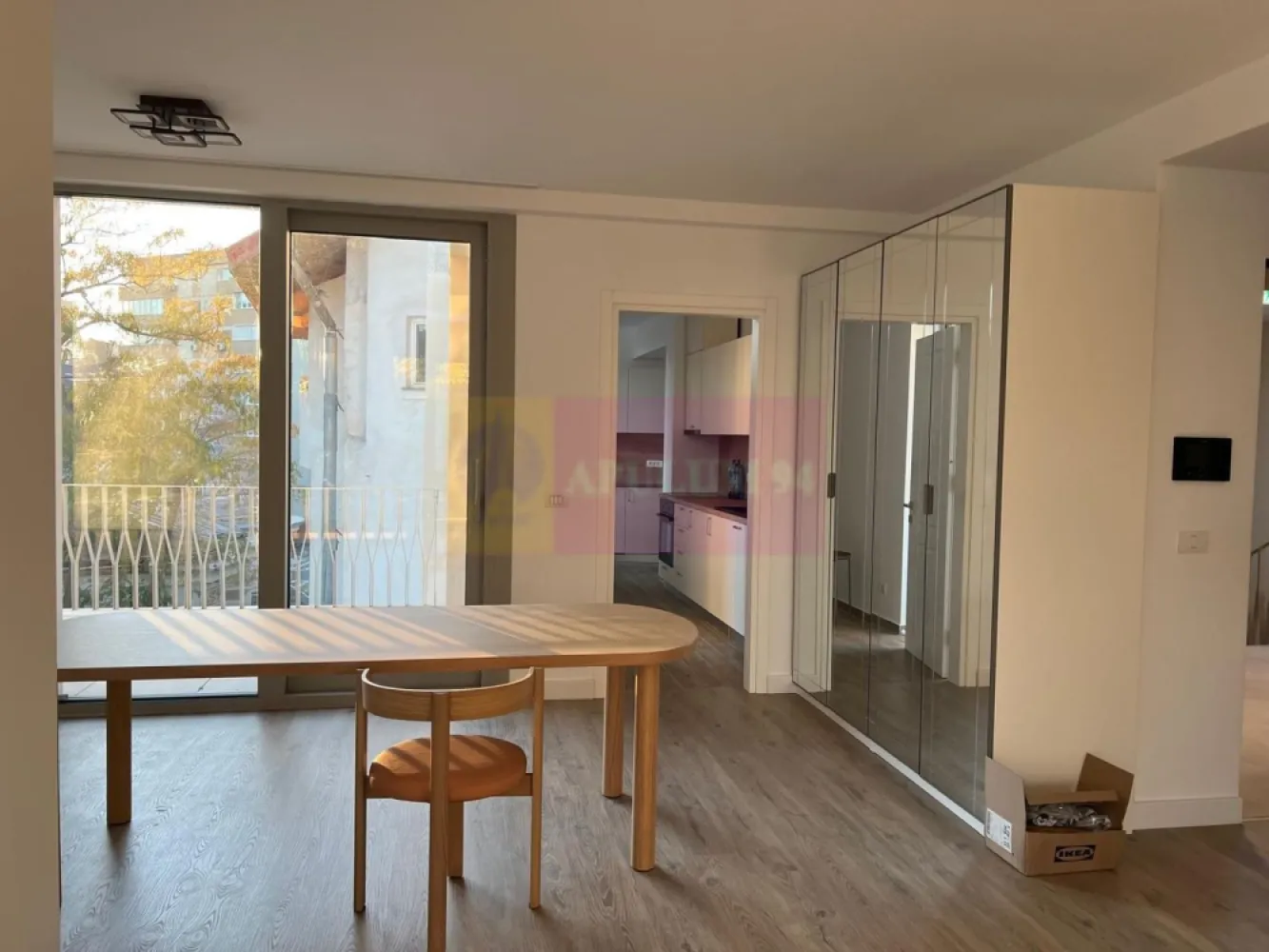 Apartament 4 camere + Terasa 94mp | Licurg 2 / Cartierul Armenesc - Arhitectura proiectului boutique Licurg 2 Prime Residence încorporează elemente de design specifice zonei, evidențiindu-se prin fațade elegante și detalii de piatră atent lucrate, ce se integrează armonios în peisajul local. Materialele, culorile și texturile sunt alese pentru a menține un aspect estetic în armonie cu stilul arhitectural tradițional al zonei.
Link video: https://www.youtube.com/watch?v=ARvoeaOWgMQ&ab_channel=Adrian-Apulum94

Proiectul include o selecție diversă de apartamente cu 3 și 4 camere , caracterizate prin ferestre ample si terase spatioase.

Detalii Apartament 
4 camere
Decomandat
119mp utili
94 mp terasa privata 
Pretul pentru un loc de parcare in parcarea subterana este de 32.000 euro + TVA. Exista 2 locuri destinate fiecarui apartament. 

The architecture of Licurg 2 Prime Residence boutique project incorporates area-specific design elements, featuring elegant facades and meticulously crafted stone details that blend seamlessly into the local landscape. Materials, colors, and textures are chosen to maintain an aesthetic harmony with the traditional architectural style of the area.

The project offers a diverse selection of 3 and 4-room apartments, characterized by large windows that allow natural light to flood the spacious, well-organized interiors.

Apartment Details:

4 rooms
Detached layout
119 sqm usable area
94 sqm private terrace
The price for an underground parking space is €32,000 + VAT. Each apartment has 2 designated spaces.

EXTERIOR:

Rame din aluminiu:

Barieră termică ALIPLAST, culoare bej RAL 7044
Fixare mecanică pe cadru de oțel 30 x 30 mm
Geamuri triple:

Compoziție generală: Sticlă 6 mm 4S, distanțier 16 mm WE, sticlă float 4 mm, sticlă low E 6 mm
Parter spre stradă: Sticlă temperată KN 166 ESG 6 mm, distanțier 16 mm WE, sticlă float 4 mm, sticlă laminată low E 4.4.1 mm
Valoare U totală: 1,05 pentru rame și ferestre din aluminiu
PEISAGISTICĂ:

Design exterior:

Alee de intrare cu plăci ceramice
Drum de acces la subsol asfaltat
Mobilier urban pe platforme de beton, cu zone de flori integrate
Spații verzi:

Pe plăci de beton: Ghivece de plante (adâncime 50-70 cm), arbuști și gazon la rampa de intrare
Pe sol natural: Plantații de arbori și arbuști, gazon, pentru uz exclusiv apartamentelor 1 și 2
INTERIOR:

Pereți cu vopsea multistrat:

Trei straturi de vopsea albă lavabilă pe plăci de gips tencuite
Bază din bloc ceramic de 30 cm grosime
Pardoseli ceramice și laminat:

Plăci ceramice antiderapante și lemn laminat pe șapă de ciment
Izolație și calitate a construcției:

Izolație din lână minerală între cărămizi și plăci de gips pentru eficiență termică
Proiectare orientată spre confort și economie de energie
