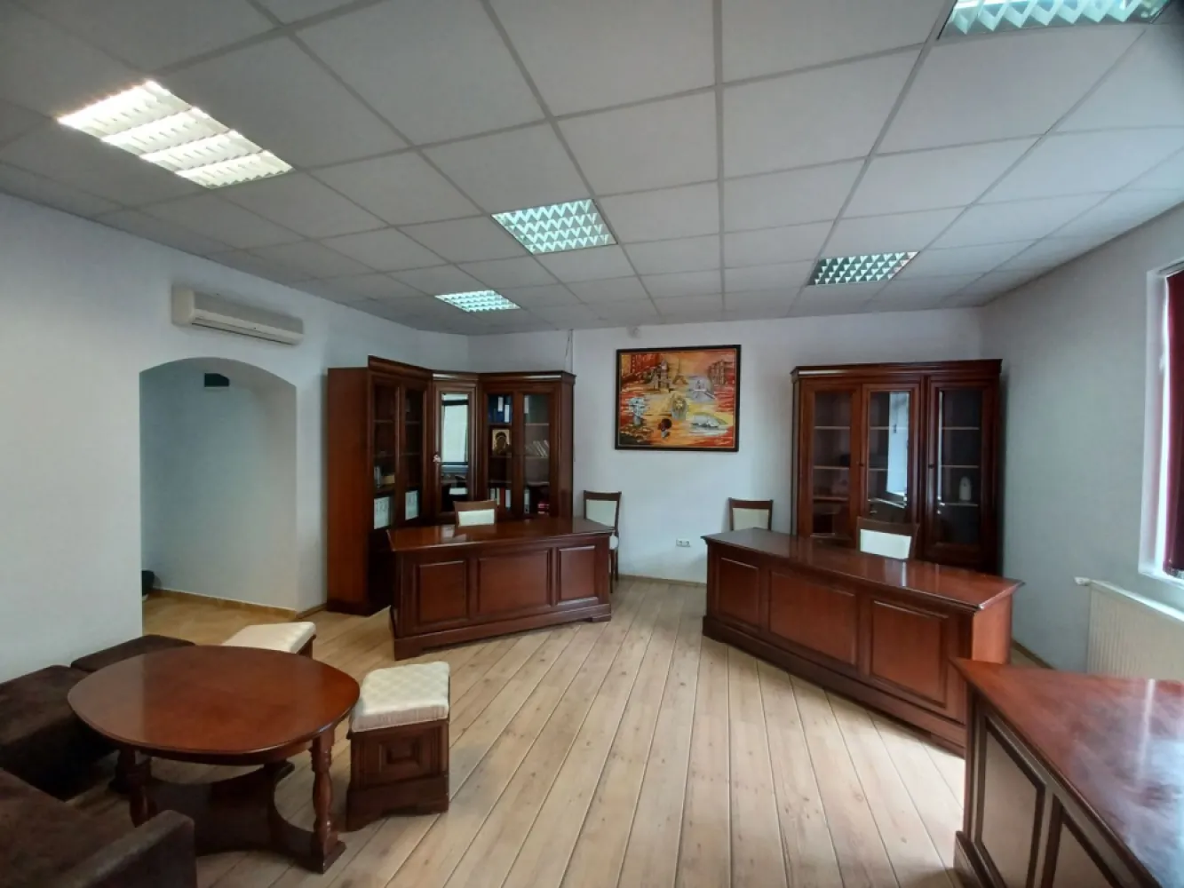 Birou, central, Ady Endre Oradea, 40 mp. 390 E neg. Comision 0 - De închiriat: spațiu central Ady Endre Oradea pentru birou sau cabinet, 40 mp, bucătărie, baie, 2 intrări, acces în curte interioară, aer condiționat. 390 Euro/lună negociabil. Comision 0.

Spațiul se pretează pentru folosire ca birou sau cabinet. Este poziționat central, pe strada Ady Endre din Oradea. Este compus din birou, hol intrare, bucătărie, baie. Se află la parterul unei clădiri, cu acces direct din stradă. Termoficare de la oraș. Se închiriază pe termen lung, complet mobilat și utilat, conform fotografiilor. Se solicită garanție.

Contact: 0751 254 234 Flavius Bunoiu