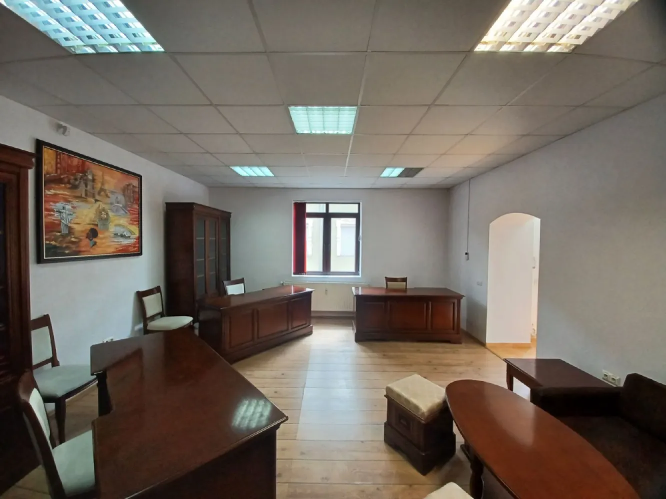 Birou, central, Ady Endre Oradea, 40 mp. 390 E neg. Comision 0 - De închiriat: spațiu central Ady Endre Oradea pentru birou sau cabinet, 40 mp, bucătărie, baie, 2 intrări, acces în curte interioară, aer condiționat. 390 Euro/lună negociabil. Comision 0.

Spațiul se pretează pentru folosire ca birou sau cabinet. Este poziționat central, pe strada Ady Endre din Oradea. Este compus din birou, hol intrare, bucătărie, baie. Se află la parterul unei clădiri, cu acces direct din stradă. Termoficare de la oraș. Se închiriază pe termen lung, complet mobilat și utilat, conform fotografiilor. Se solicită garanție.

Contact: 0751 254 234 Flavius Bunoiu