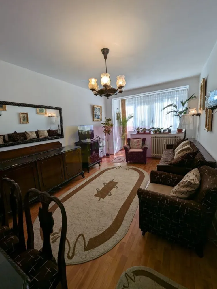 Ap 3 camere decomandat., Pta Sudului, Obregia - Agentia Imobiliara Apulum 94, va ofera 
Vanzare ap 3 cam decomandat, etj 3 din 10 ,ap este pe mijloc,calduros iarna ,racoros vara, este curat si bine intretinut,liniste si multa verdeata.
In apropiere se afla scoli,liceu piata 10 min pana la Sun Plaza,metrou Piata Sudului, statia de autobuz este in fata blocului.
Se vinde complet mobilat si utilat gata pt a fi locuit sau investitie.