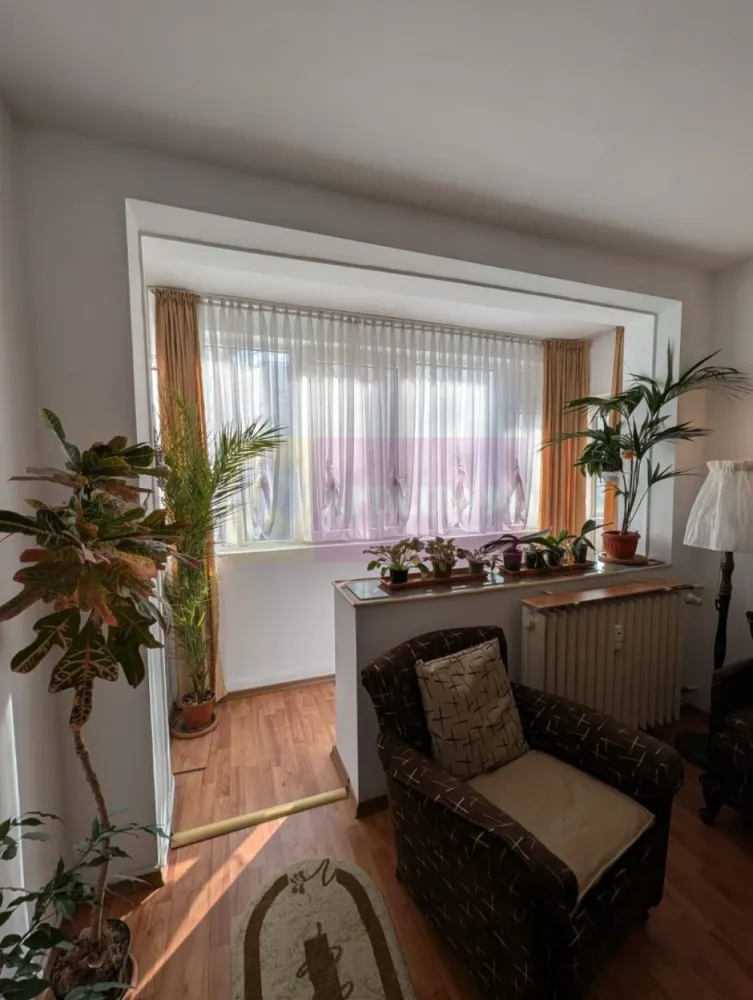 Ap 3 camere decomandat., Pta Sudului, Obregia - Agentia Imobiliara Apulum 94, va ofera 
Vanzare ap 3 cam decomandat, etj 3 din 10 ,ap este pe mijloc,calduros iarna ,racoros vara, este curat si bine intretinut,liniste si multa verdeata.
In apropiere se afla scoli,liceu piata 10 min pana la Sun Plaza,metrou Piata Sudului, statia de autobuz este in fata blocului.
Se vinde complet mobilat si utilat gata pt a fi locuit sau investitie.