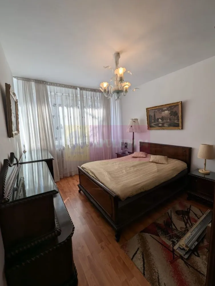 Ap 3 camere decomandat., Pta Sudului, Obregia - Agentia Imobiliara Apulum 94, va ofera 
Vanzare ap 3 cam decomandat, etj 3 din 10 ,ap este pe mijloc,calduros iarna ,racoros vara, este curat si bine intretinut,liniste si multa verdeata.
In apropiere se afla scoli,liceu piata 10 min pana la Sun Plaza,metrou Piata Sudului, statia de autobuz este in fata blocului.
Se vinde complet mobilat si utilat gata pt a fi locuit sau investitie.