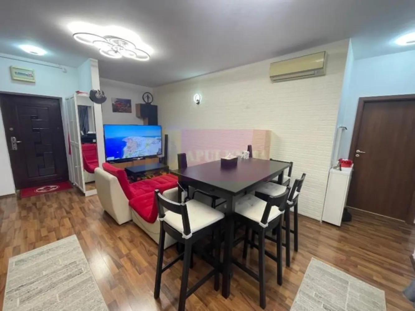 3 camere / loc de parcare / 2 boxe Rasarit de soare Auchan Titan - Agentia Imobiliara Apulum 94, va ofera spre vanzare 

3 camere etaj 11/11

Loc parcare subteran si 2 boxe mari contra cost 10.000 E

Centrala bloc eficienta

4 lifturi

3 ap de aer conditional

Se vinde mobilat / nemobilat