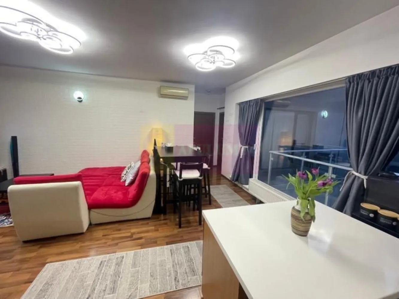 3 camere / loc de parcare / 2 boxe Rasarit de soare Auchan Titan - Agentia Imobiliara Apulum 94, va ofera spre vanzare 

3 camere etaj 11/11

Loc parcare subteran si 2 boxe mari contra cost 10.000 E

Centrala bloc eficienta

4 lifturi

3 ap de aer conditional

Se vinde mobilat / nemobilat