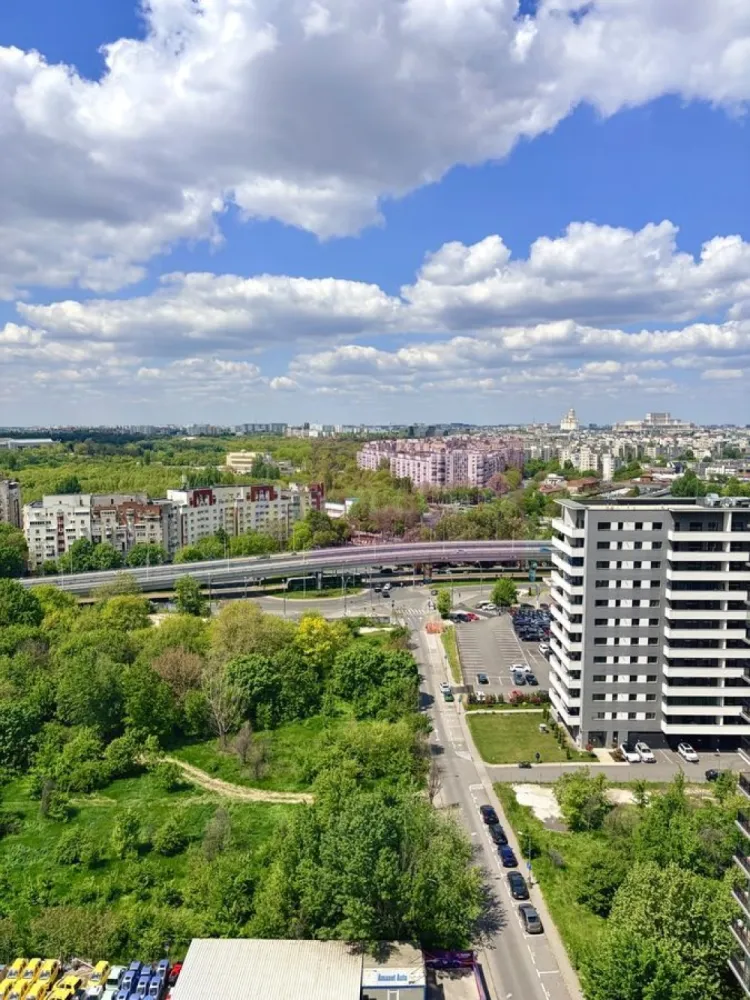 Apartament 2 camere Asmita Garden - Agentia Imobiliara Apulum 94,
Vinde apartament 2 camere in complexul rezidential Asmita Gardens, situat la doar cateva minute de statia de metrou Mihai Bravu.

Apartamentul este decomandat, cu bucatarie open space, are o suprafata utila de 59 mp si o suprafata totala de 82 mp, incluzand terasa generoasa. Este situat la etajul 15 din 17 si beneficiaza de o vedere panoramica spectaculoasa catre Bd. Mihai Bravu si Delta Vacaresti.

Imobilul este construit in anul 2010 si beneficiaza de foarte buna izolare termica.

Apartamentul a fost recent renovat si se vinde complet mobilat si utilat, cu mobilier realizat la comanda si electrocasnice incorporate, fiind pregatit pentru mutare imediata.

Dotari si beneficii:
• sistem de aer conditionat centralizat in fiecare camera 
• centrala proprie a imobilului 
• contorizare individuala completa 
• spatii vitrate ample si lumina naturala din abundenta 
• paza si receptie 24/7 
• sala de fitness si piscina in cadrul complexului 

Loc de parcare subteran disponibil separat la pretul de 18.000 euro.