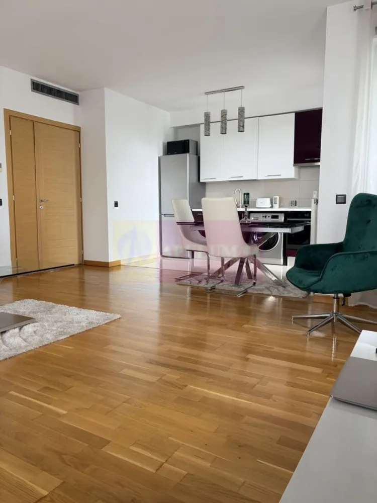 Apartament 2 camere Asmita Garden - Agentia Imobiliara Apulum 94,
Vinde apartament 2 camere in complexul rezidential Asmita Gardens, situat la doar cateva minute de statia de metrou Mihai Bravu.

Apartamentul este decomandat, cu bucatarie open space, are o suprafata utila de 59 mp si o suprafata totala de 82 mp, incluzand terasa generoasa. Este situat la etajul 15 din 17 si beneficiaza de o vedere panoramica spectaculoasa catre Bd. Mihai Bravu si Delta Vacaresti.

Imobilul este construit in anul 2010 si beneficiaza de foarte buna izolare termica.

Apartamentul a fost recent renovat si se vinde complet mobilat si utilat, cu mobilier realizat la comanda si electrocasnice incorporate, fiind pregatit pentru mutare imediata.

Dotari si beneficii:
• sistem de aer conditionat centralizat in fiecare camera 
• centrala proprie a imobilului 
• contorizare individuala completa 
• spatii vitrate ample si lumina naturala din abundenta 
• paza si receptie 24/7 
• sala de fitness si piscina in cadrul complexului 

Loc de parcare subteran disponibil separat la pretul de 18.000 euro.