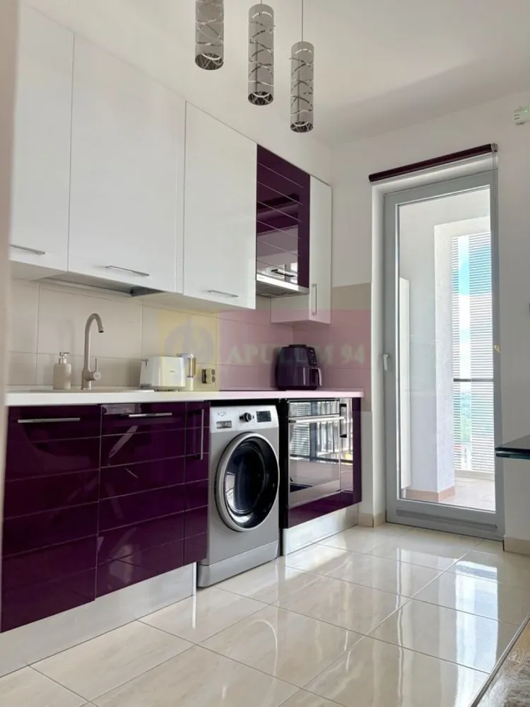 Apartament 2 camere Asmita Garden - Agentia Imobiliara Apulum 94,
Vinde apartament 2 camere in complexul rezidential Asmita Gardens, situat la doar cateva minute de statia de metrou Mihai Bravu.

Apartamentul este decomandat, cu bucatarie open space, are o suprafata utila de 59 mp si o suprafata totala de 82 mp, incluzand terasa generoasa. Este situat la etajul 15 din 17 si beneficiaza de o vedere panoramica spectaculoasa catre Bd. Mihai Bravu si Delta Vacaresti.

Imobilul este construit in anul 2010 si beneficiaza de foarte buna izolare termica.

Apartamentul a fost recent renovat si se vinde complet mobilat si utilat, cu mobilier realizat la comanda si electrocasnice incorporate, fiind pregatit pentru mutare imediata.

Dotari si beneficii:
• sistem de aer conditionat centralizat in fiecare camera 
• centrala proprie a imobilului 
• contorizare individuala completa 
• spatii vitrate ample si lumina naturala din abundenta 
• paza si receptie 24/7 
• sala de fitness si piscina in cadrul complexului 

Loc de parcare subteran disponibil separat la pretul de 18.000 euro.
